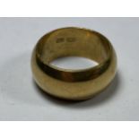 A GENTS 18CT YELLOW GOLD HEAVY WEDDING BAND, WEIGHT 10.93G