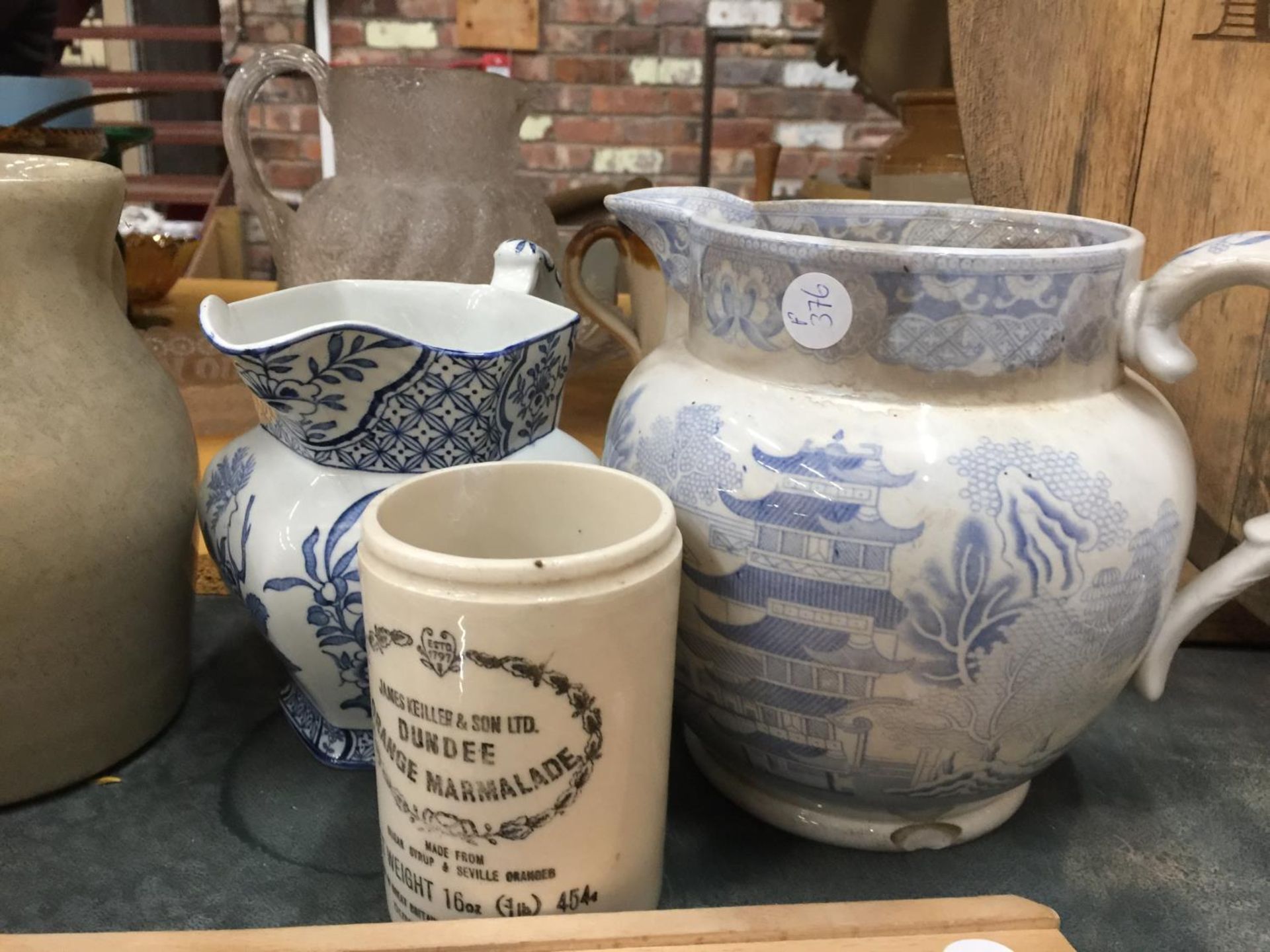 TWO BLUE AND WHITE VINTAGE JUGS - 1 A/F, THREE STONEWARE ITEMS PLUS A WOODEN KITCHEN MANDOLIN - Bild 4 aus 10