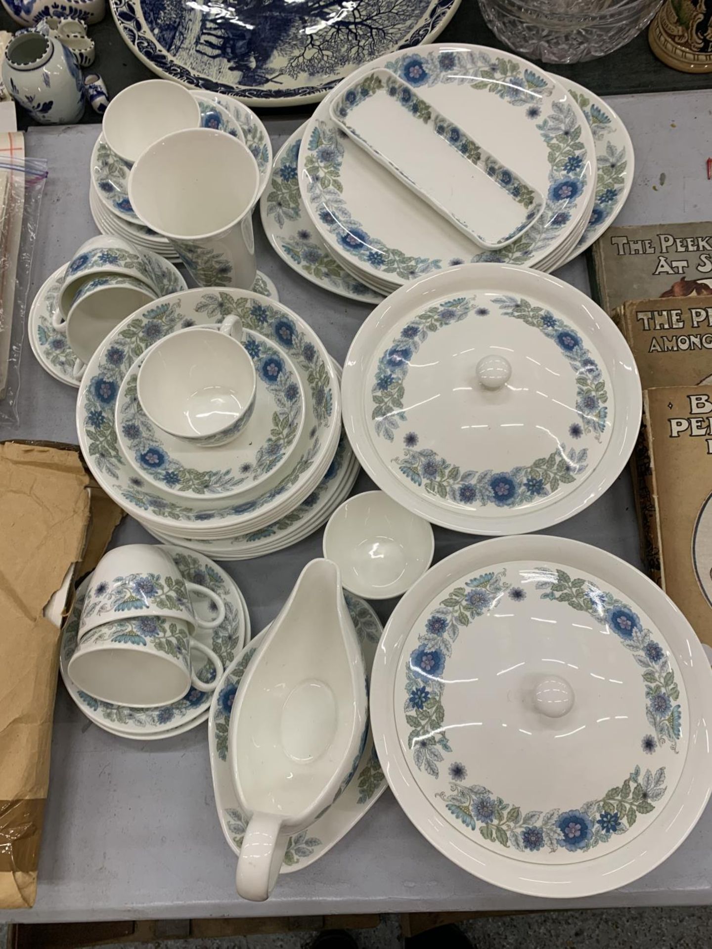 A WEDGWOOD 'CLEMENTINE' PART DINNER SERVICE TO INCLUDE PLATES, BOWLS, SERVING TUREENS, SAUCE BOAT - Image 2 of 7