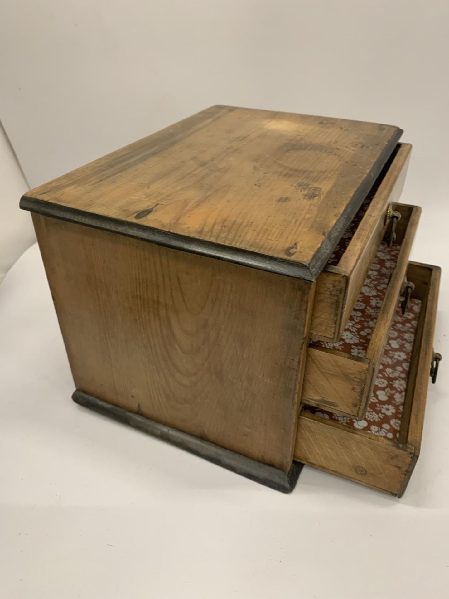 A SATINWOOD TABLE TOP THREE DRAWER CHEST, HEIGHT 19CM - Image 6 of 6