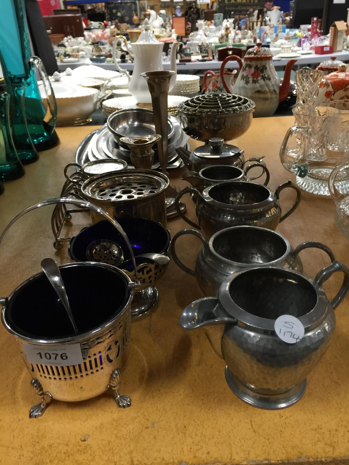 A QUANTITY OF SILVER PLATED ITEMS TO INCLUDE SERVING BOWLS WITH BLUE GLASS LINERS, A CANDLESTICK,