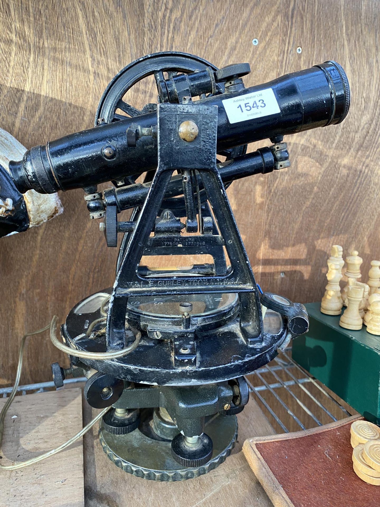 A VINTAGE 1900'S SURVEYORS LEVEL