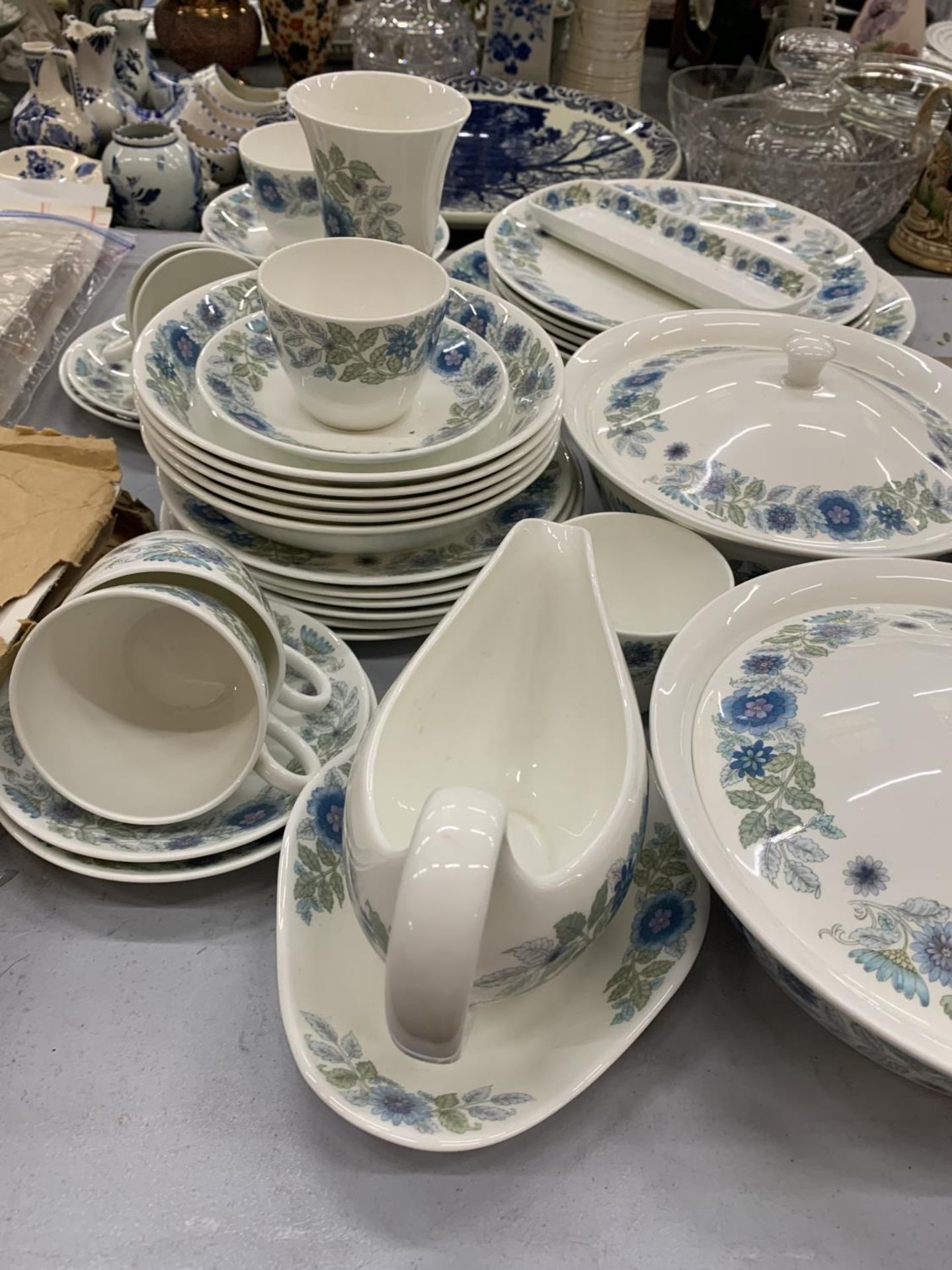 A WEDGWOOD 'CLEMENTINE' PART DINNER SERVICE TO INCLUDE PLATES, BOWLS, SERVING TUREENS, SAUCE BOAT - Image 4 of 7