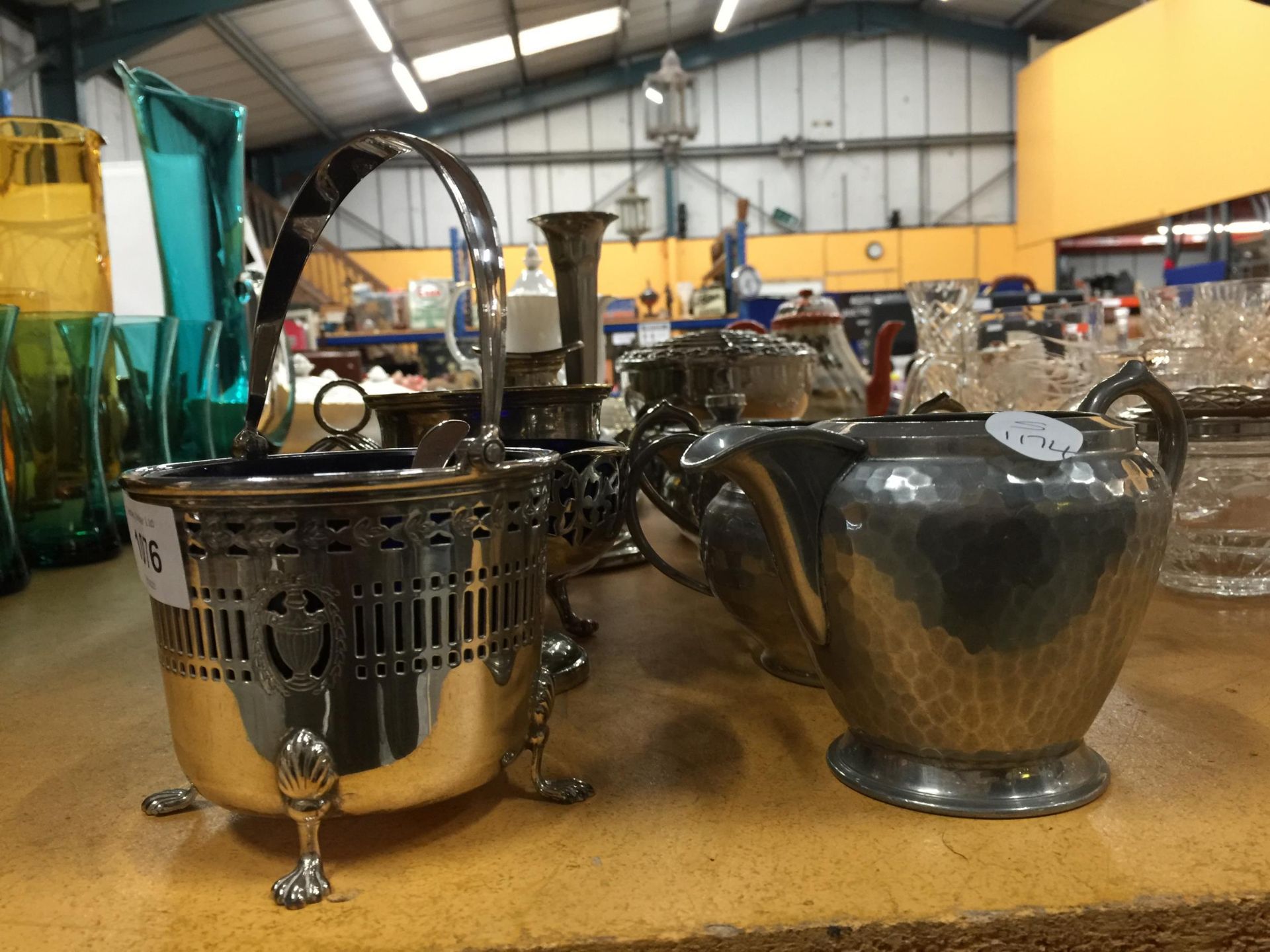 A QUANTITY OF SILVER PLATED ITEMS TO INCLUDE SERVING BOWLS WITH BLUE GLASS LINERS, A CANDLESTICK, - Image 7 of 8