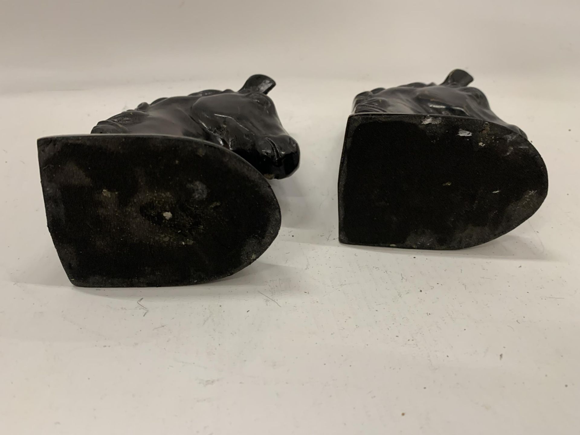 A PAIR OF STONE BLACK HORSES HEAD BOOK-ENDS HEIGHT 14CM - Image 7 of 8