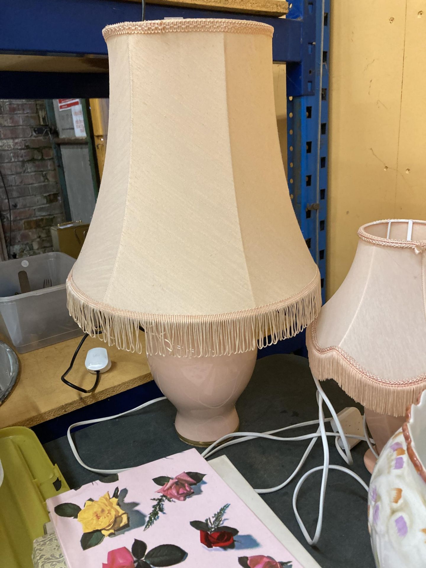 TWO PEACH COLOURED TABLE LAMPS WITH SHADES PLUS A LARGE FLORAL PLANTER - Image 5 of 6