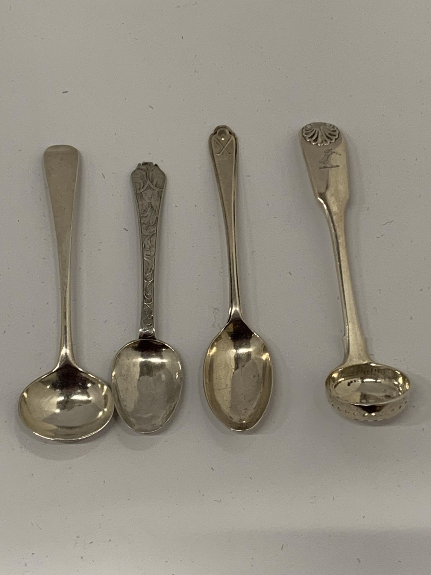 A MIXED LOT OF HALLMARKED SILVER TEASPOONS TO INCLUDE SOME GEORGIAN EXAMPLES, TOTAL WEIGHT 109G - Image 7 of 8