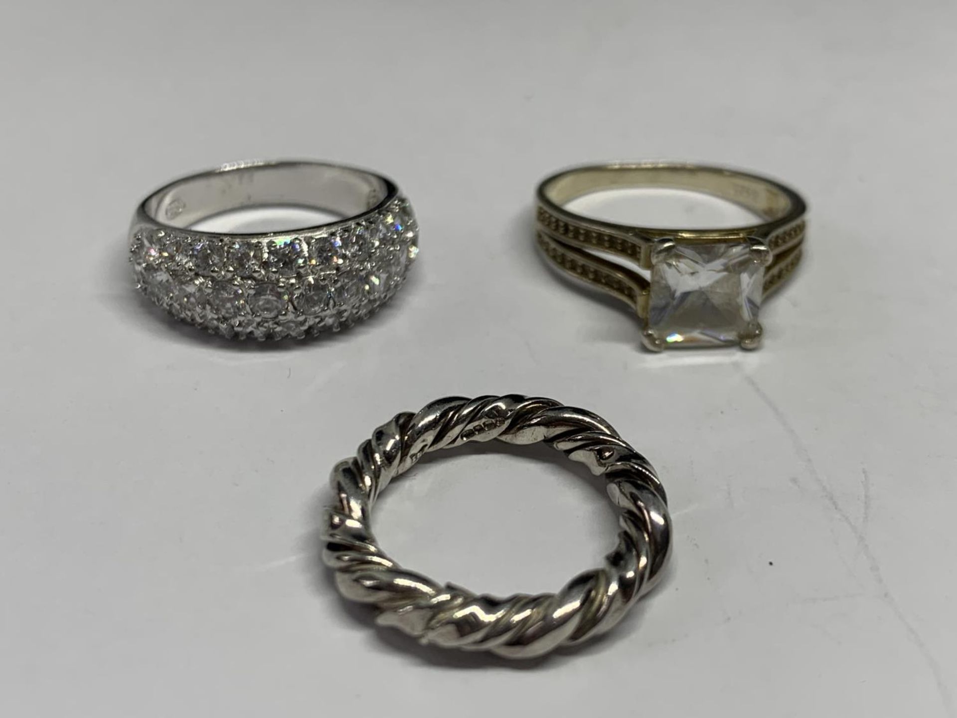 FIVE VARIOUS SILVER RINGS - Image 2 of 3