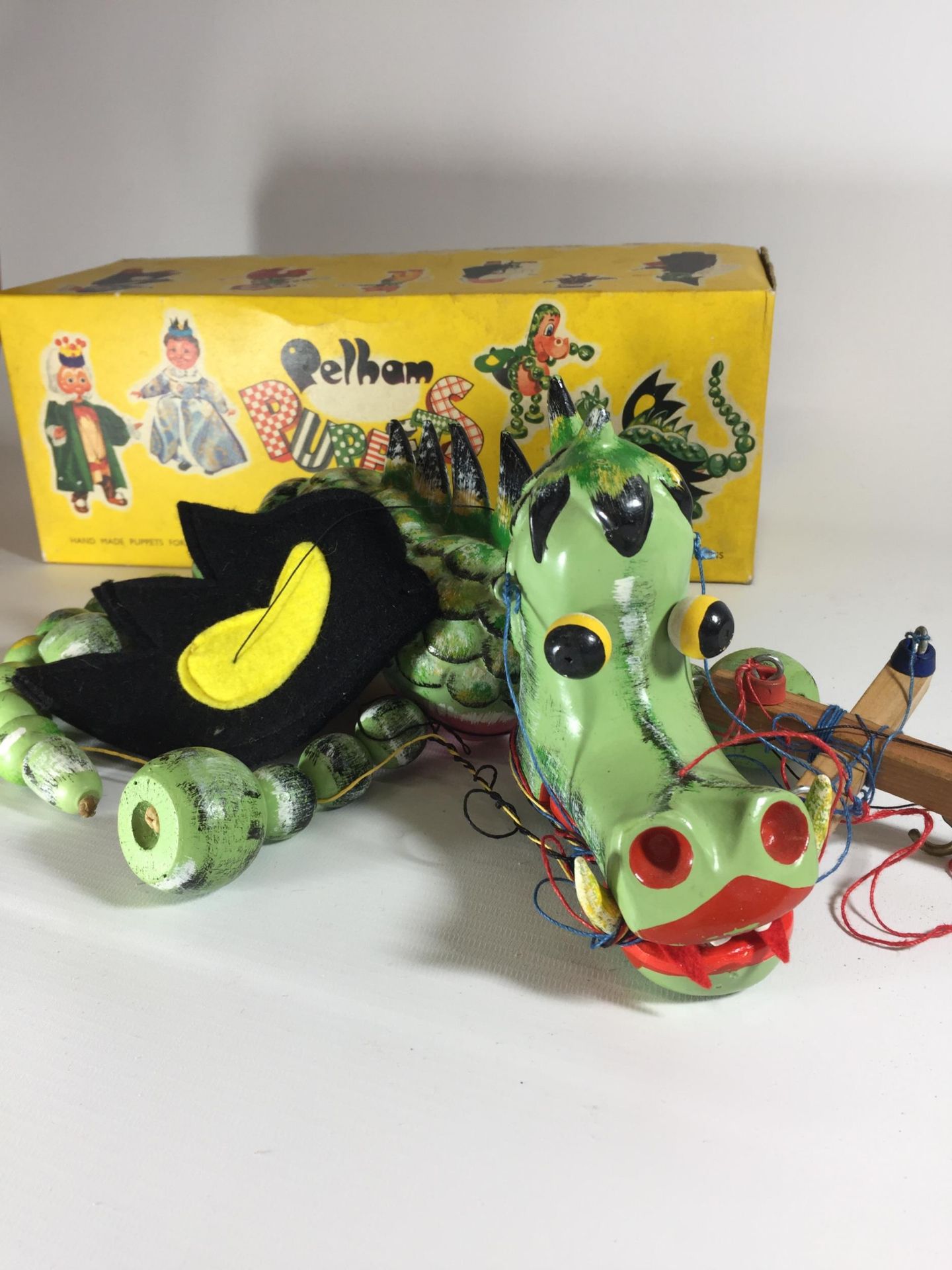 A VINTAGE 1970'S PELHAM PUPPET DRAGON IN ORIGINAL BOX - Image 3 of 3