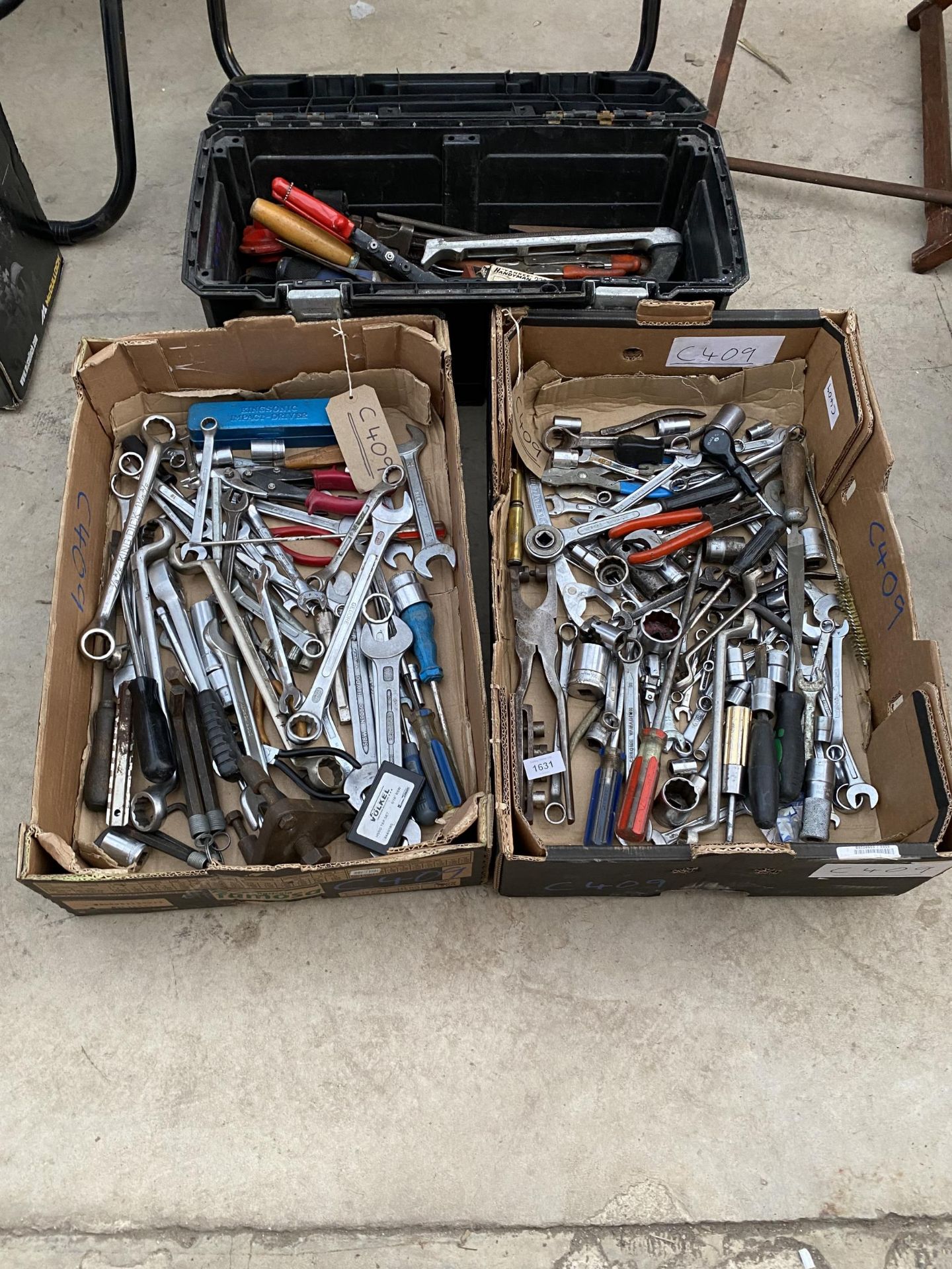 A LARGE ASSORTMENT OF TOOLS TO INCLUDE SOCKETS, SPANNERS AND PLIERS ETC