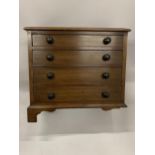A MAHOGANY FOUR DRAWER TABLE TOP CHEST OF DRAWERS, HEIGHT 28CM