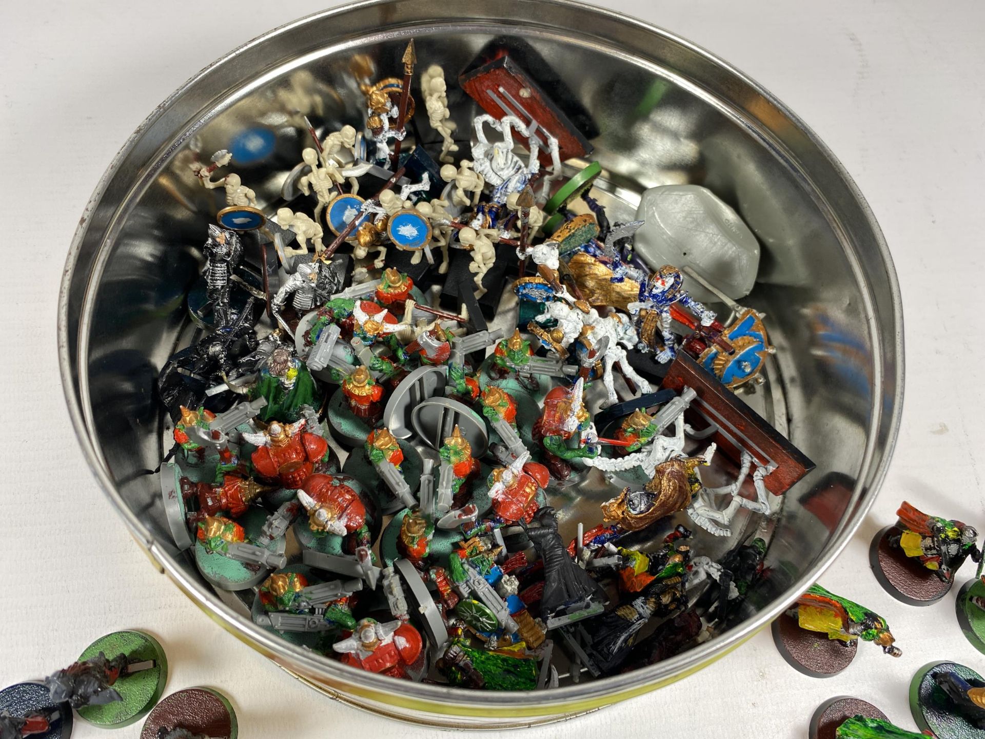 A LARGE COLLECTION OF WARHAMMER MODELS TO INCLUDE LORD OF THE RINGS WITH LOTS OF METAL FIGURES - - Image 7 of 7