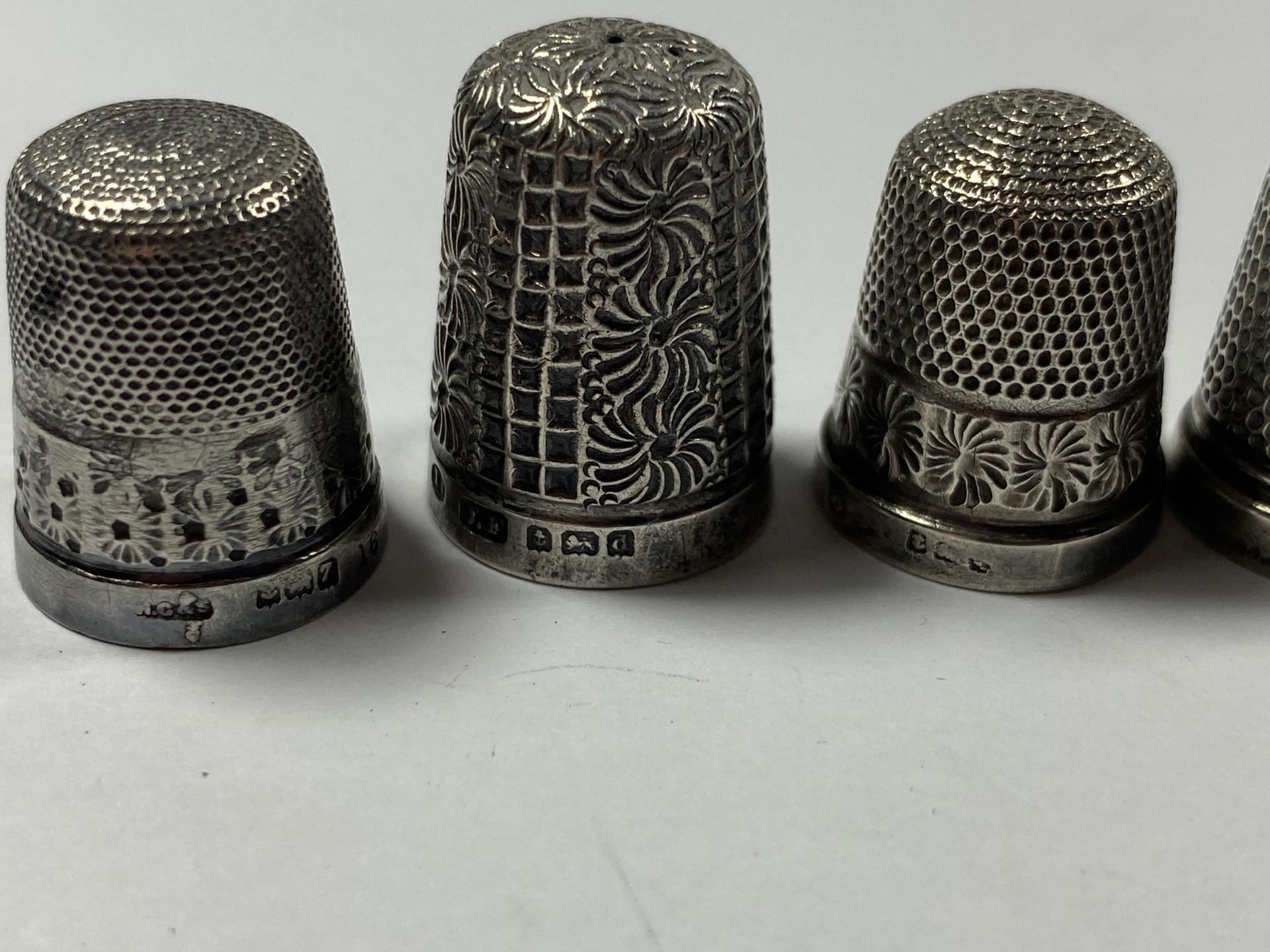 A GROUP OF THREE HALLMARKED SILVER THIMBLES AND FURTHER PLATED EXAMPLE - Image 3 of 4