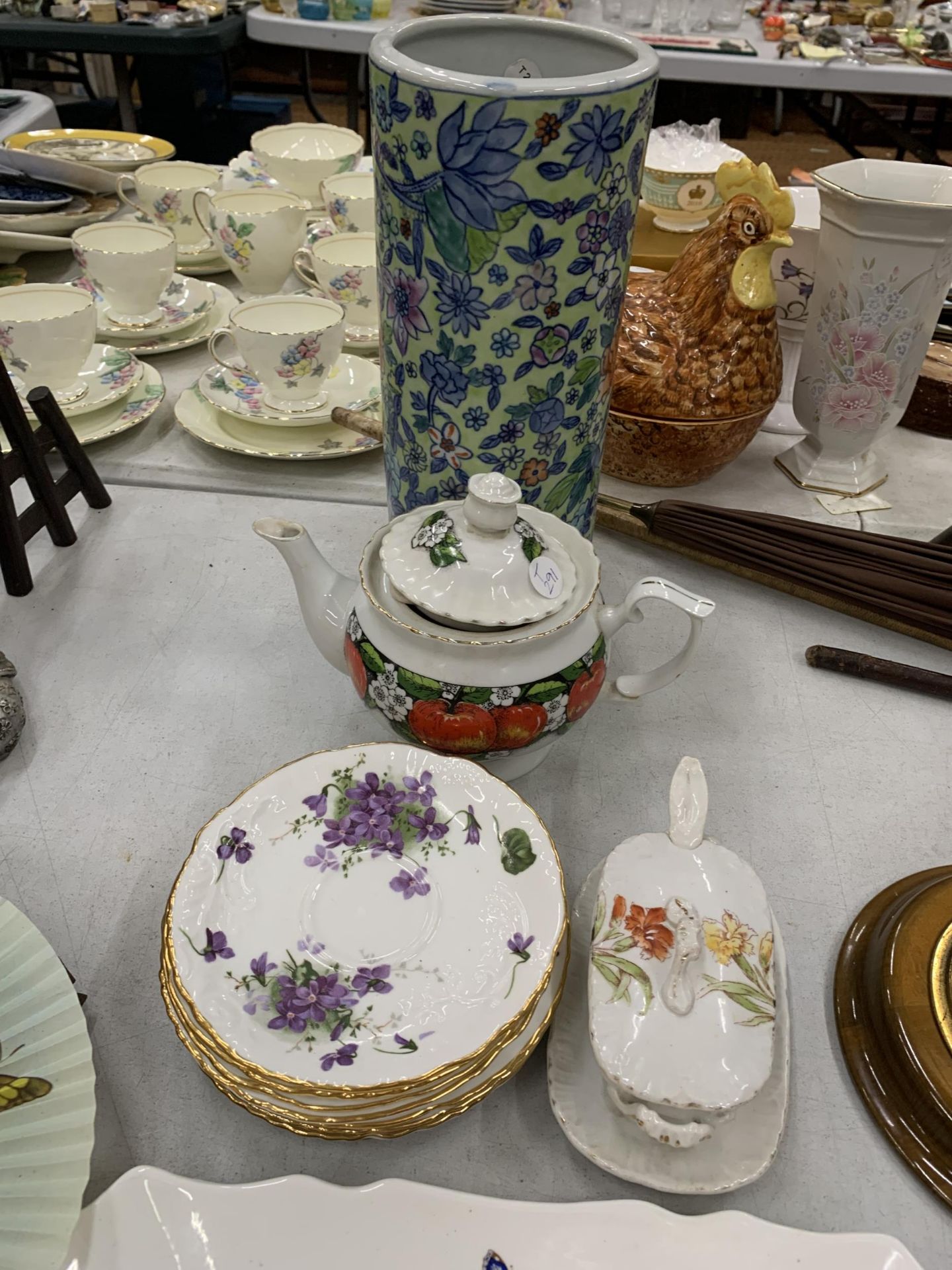 A QUANTITY OF CERAMIC ITEMS TO INCLUDE AYNSLEY SANDWICH TRAYS, A VASE, TEAPOT, PLATES, ETC - Image 5 of 6