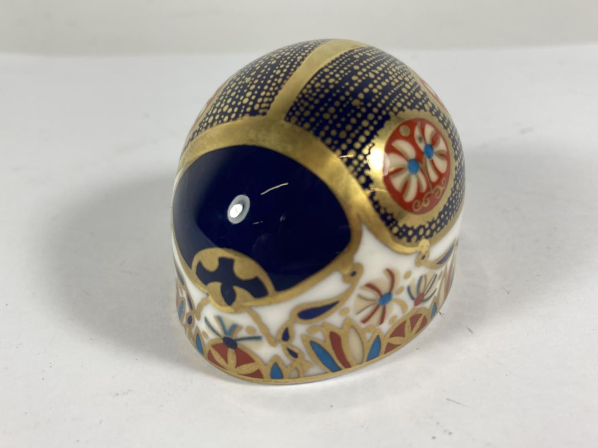 A ROYAL CROWN DERBY BLUE LADYBIRD WITH GOLD STOPPER - Image 4 of 6