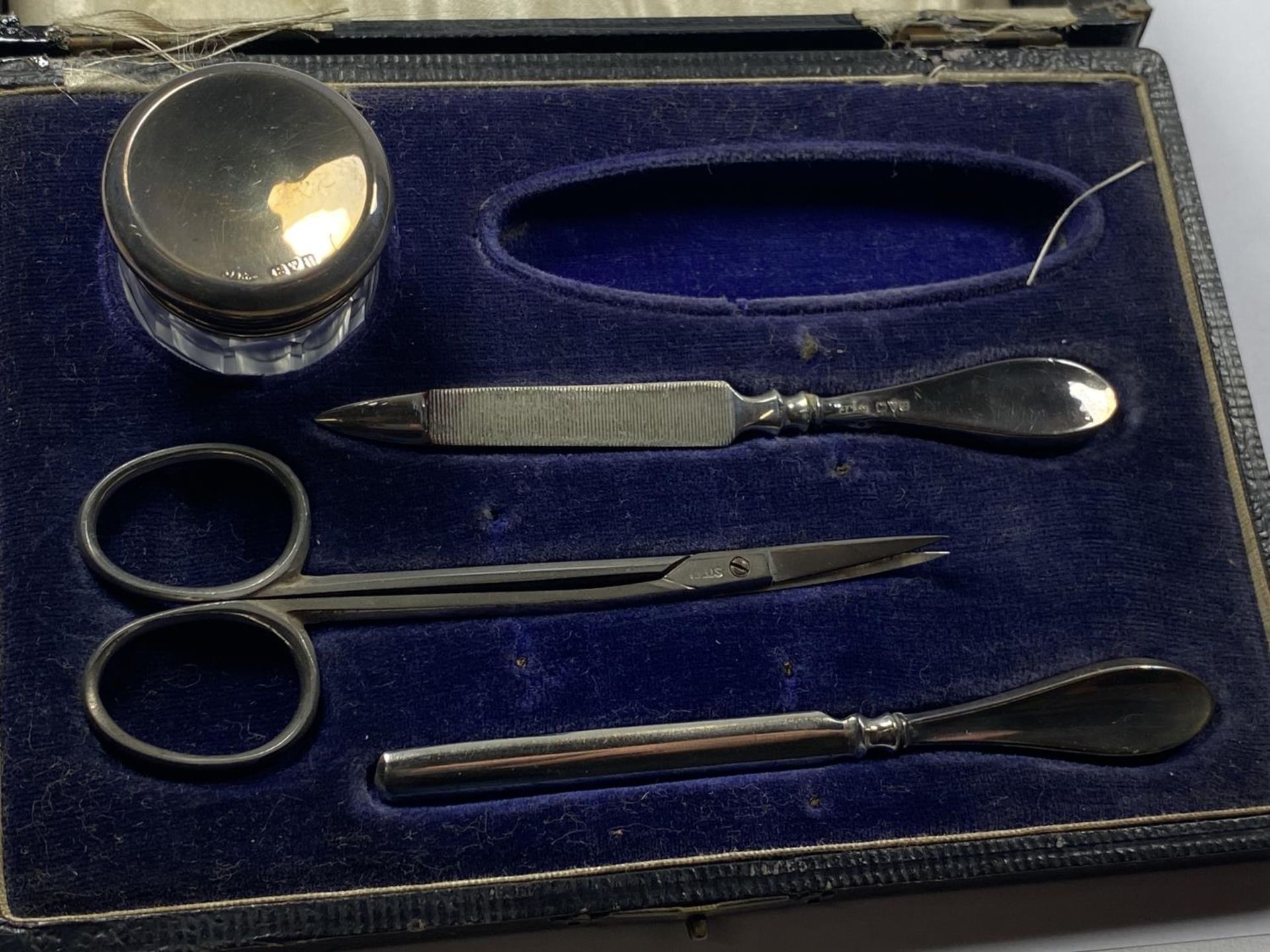 A CASED CHESTER HALLMARKED SILVER MANICURE SET (MISSING ONE ITEM) - Image 4 of 6
