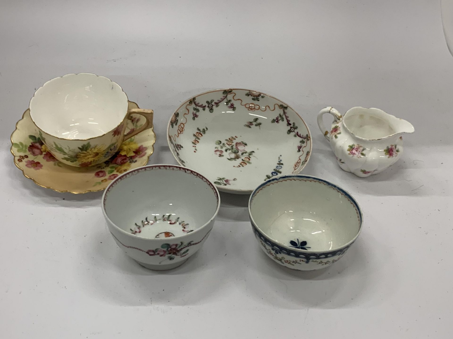 A MIXED GROUP OF 19TH CENTURY AND LATER PORCELAIN ITEMS TO INCLUDE A ROYAL WORCESTER BLUSH IVORY CUP