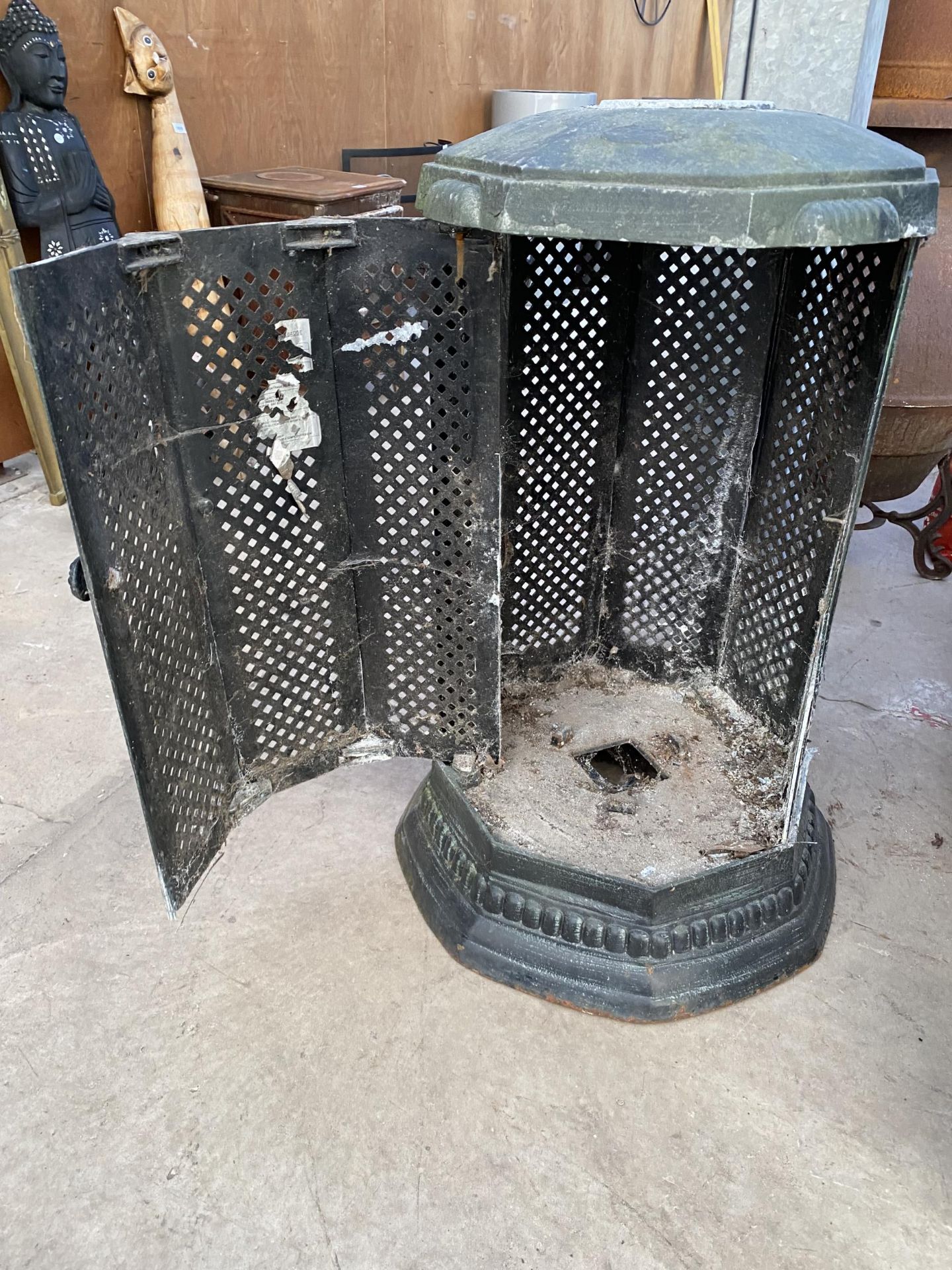 A CAST ALLOY PATIO HEATER BASE - Image 4 of 4
