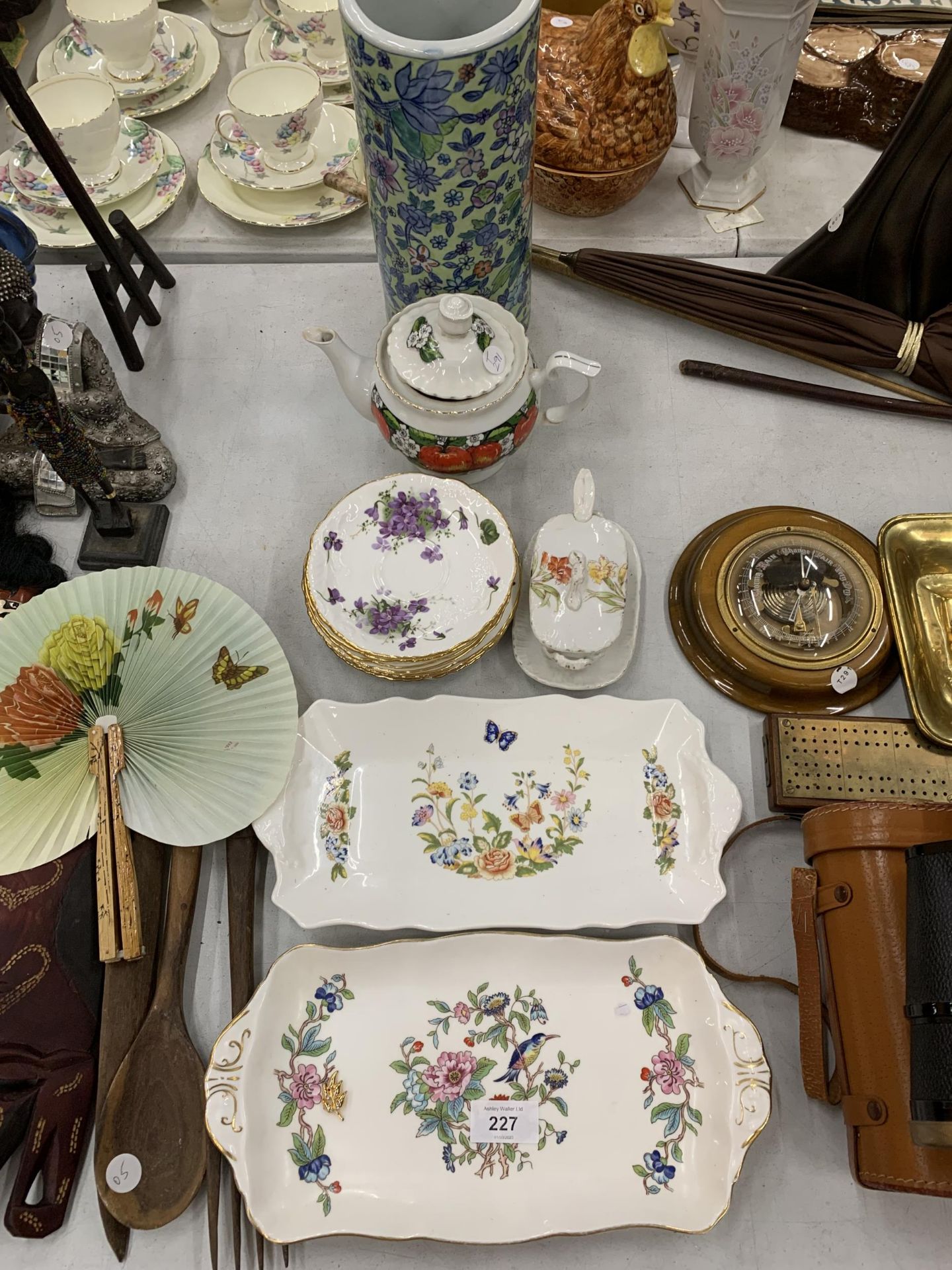 A QUANTITY OF CERAMIC ITEMS TO INCLUDE AYNSLEY SANDWICH TRAYS, A VASE, TEAPOT, PLATES, ETC
