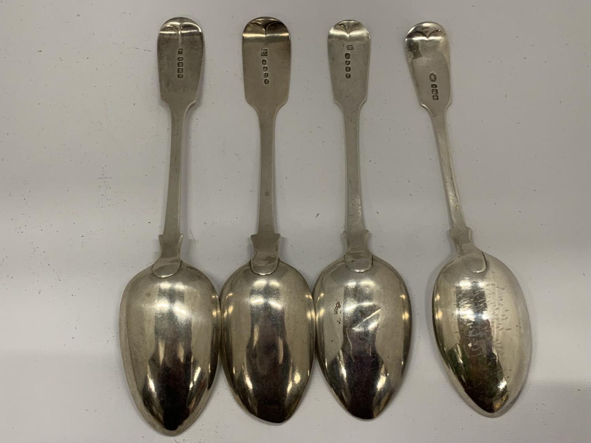 A GROUP OF FOUR HALLMARKED SILVER TABLE SPOONS TO INCLUDE TWO GEORGIAN EXAMPLES, TOTAL WEIGHT 310G - Image 6 of 8