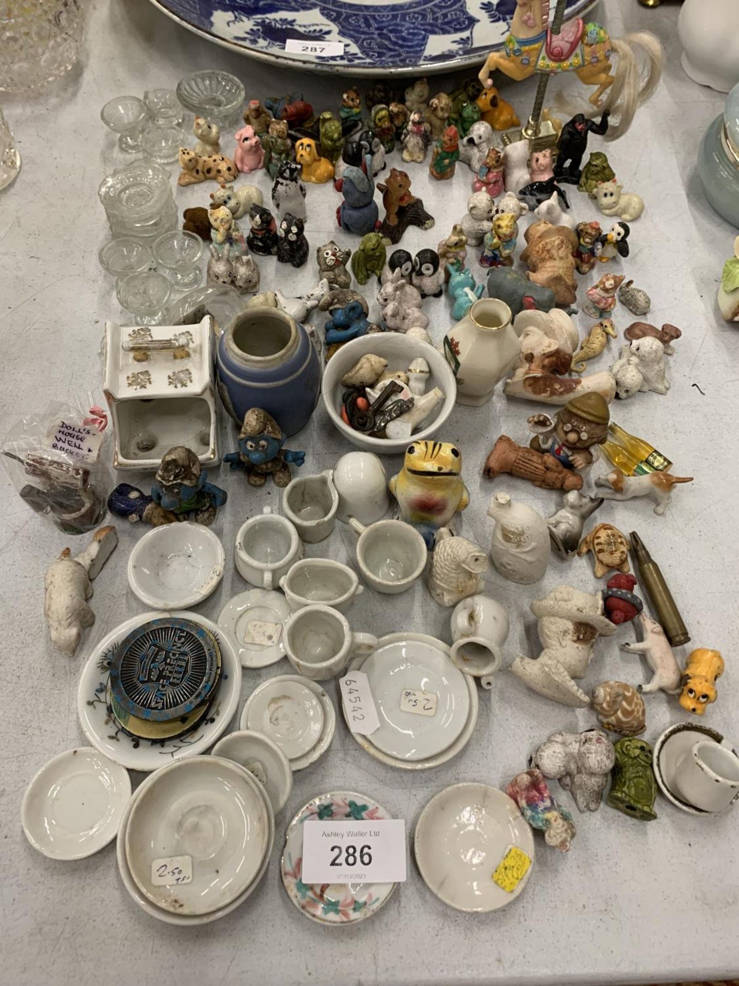 A LARGE QUANTITY OF MINIATURE ITEMS TO INCLUDE PLATES, ANIMAL FIGURES, GLASSWARE, ETC - Bild 2 aus 10