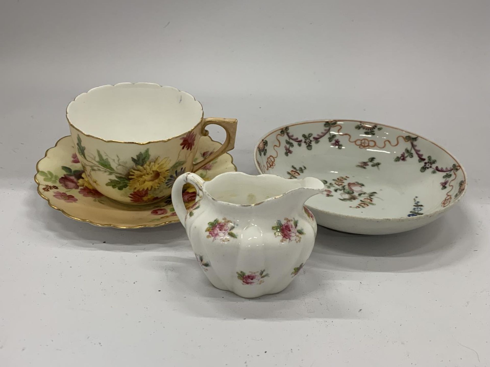 A MIXED GROUP OF 19TH CENTURY AND LATER PORCELAIN ITEMS TO INCLUDE A ROYAL WORCESTER BLUSH IVORY CUP - Image 4 of 6