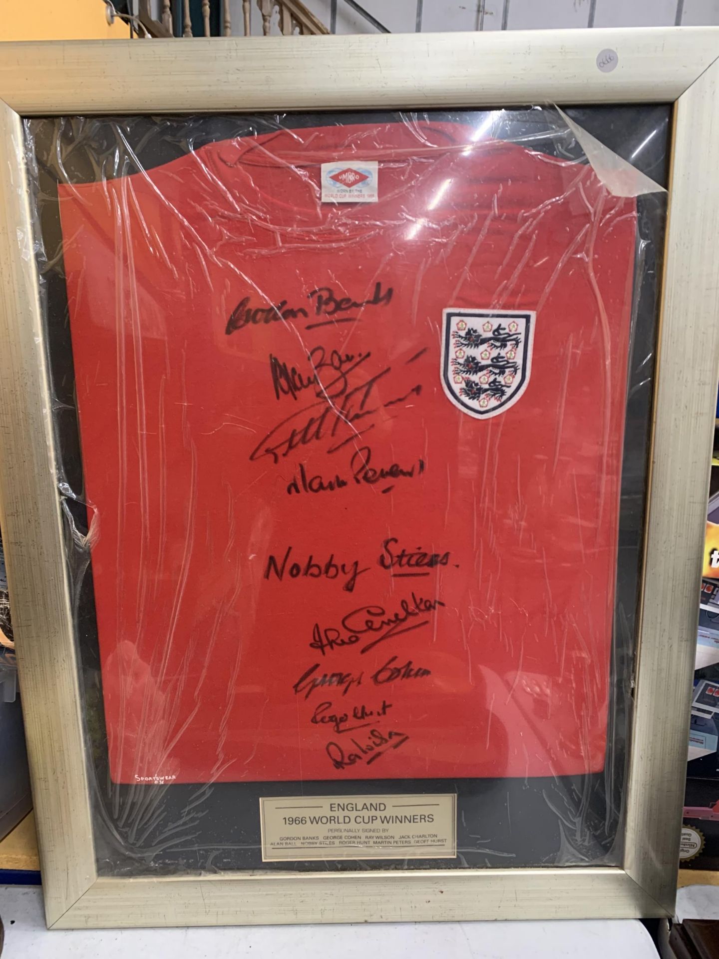 A FRAMED AUTHENTIC 1966 ENGLAND WORLD CUP FOOTBALL SHIRT SIGNED BY GORDON BANKS, GEOFF HURST, JACK