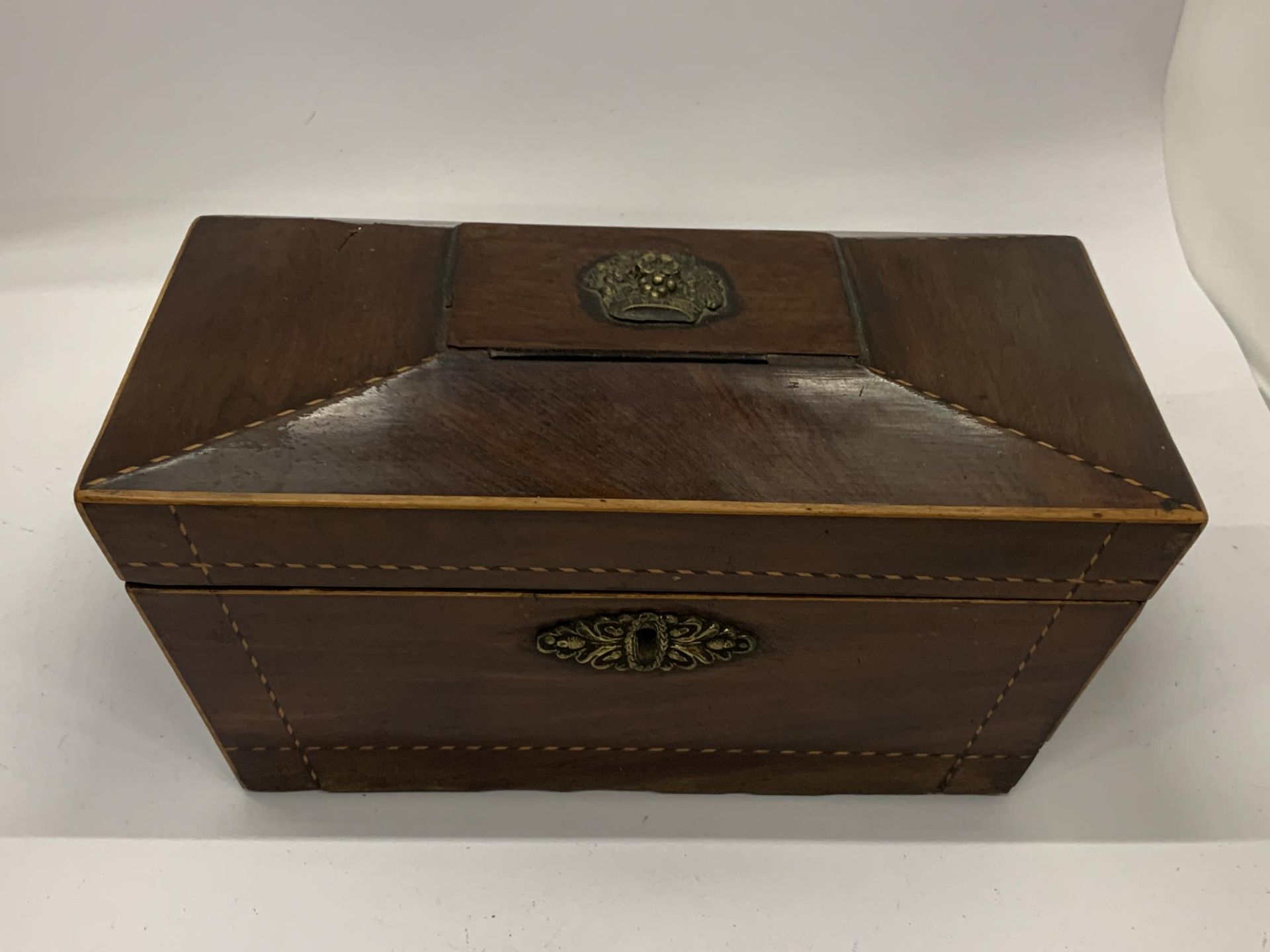 A 19TH CENTURY MAHOGANY SARCOPHAGUS SHAPE TEA CADDY WITH INNER COMPARTMENTS AND GLASS VASE