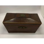 A 19TH CENTURY MAHOGANY SARCOPHAGUS SHAPE TEA CADDY WITH INNER COMPARTMENTS AND GLASS VASE