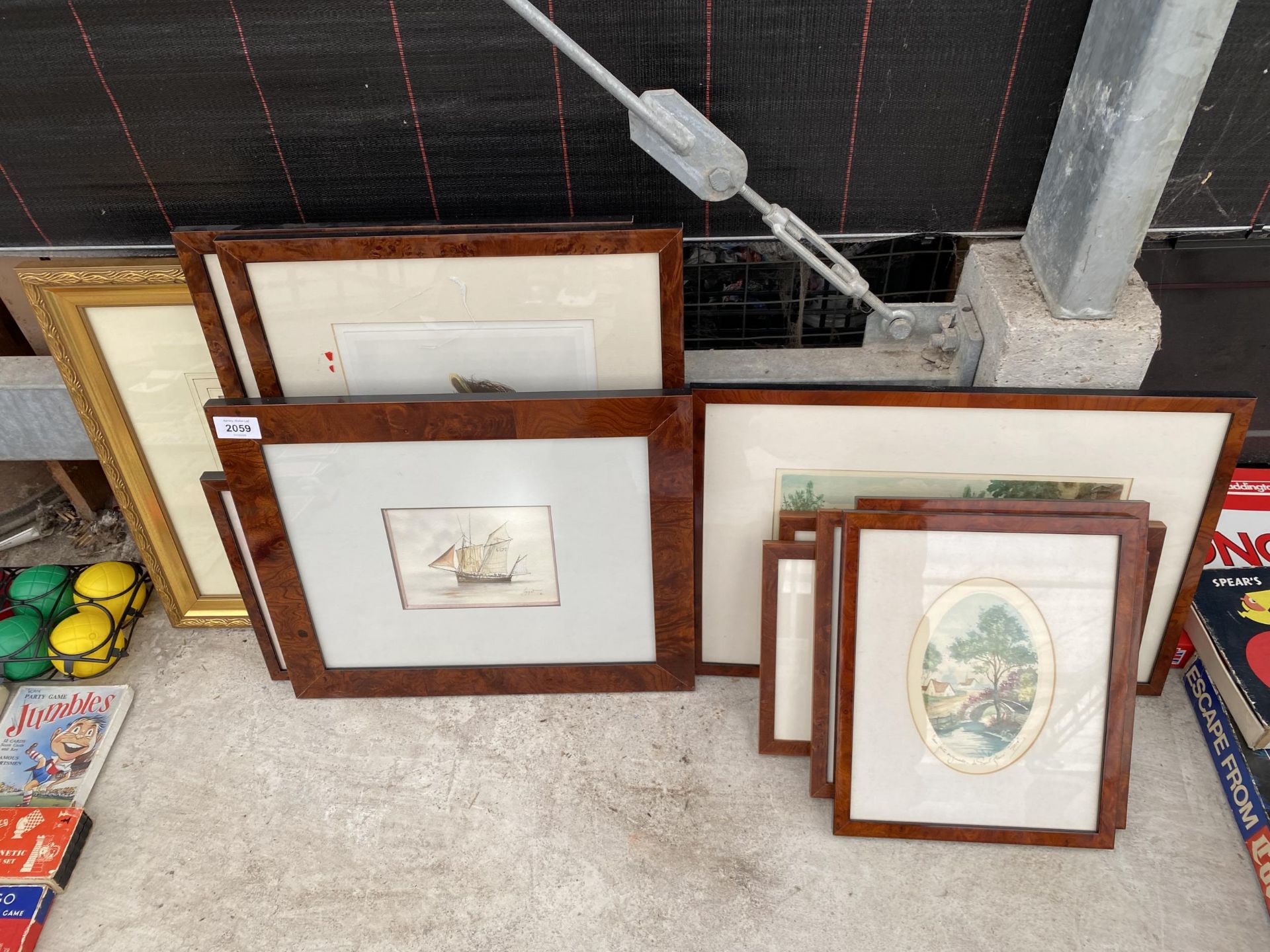 AN ASSORTMENT OF FRAMED PRINTS AND PICTURES