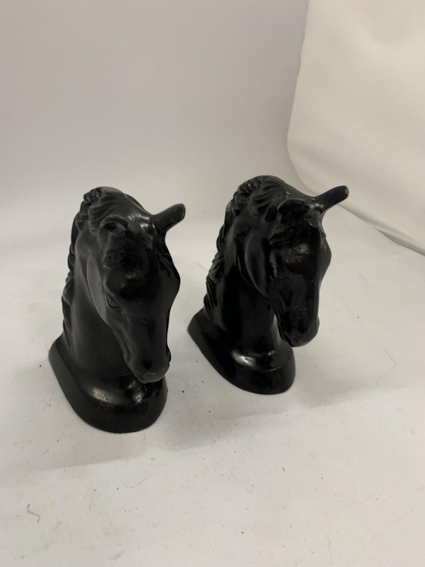 A PAIR OF STONE BLACK HORSES HEAD BOOK-ENDS HEIGHT 14CM - Image 3 of 8