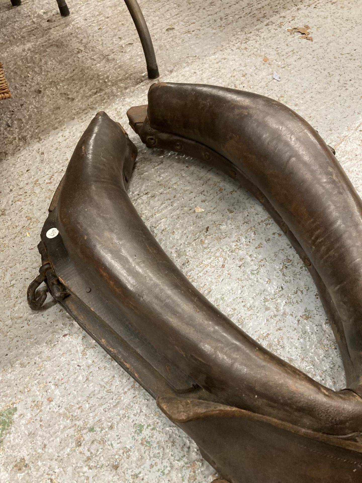 A LARGE LEATHER HORSE COLLAR - Bild 6 aus 10