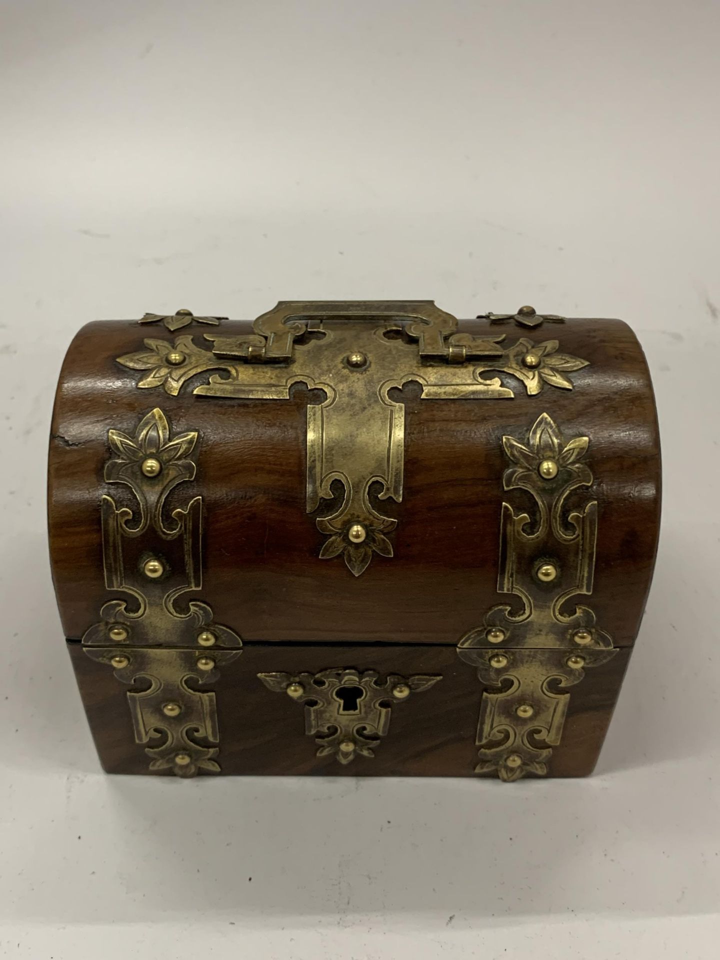 A SMALL 19TH CENTURY MAHOGANY AND BRASS TWIN BOTTLE CADDY - Image 7 of 8