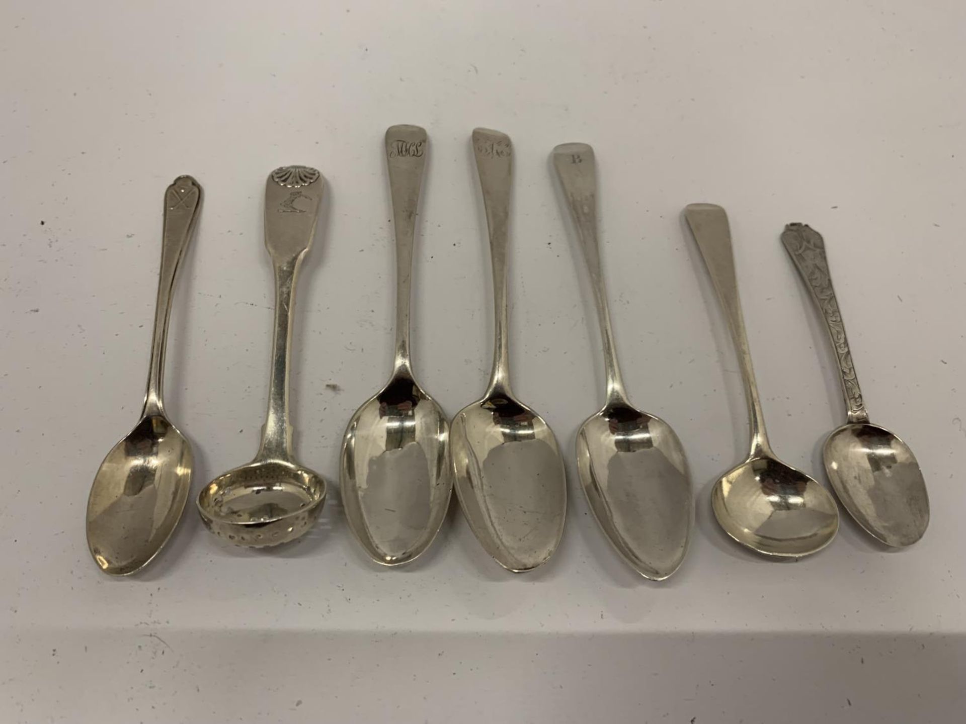 A MIXED LOT OF HALLMARKED SILVER TEASPOONS TO INCLUDE SOME GEORGIAN EXAMPLES, TOTAL WEIGHT 109G - Image 2 of 8