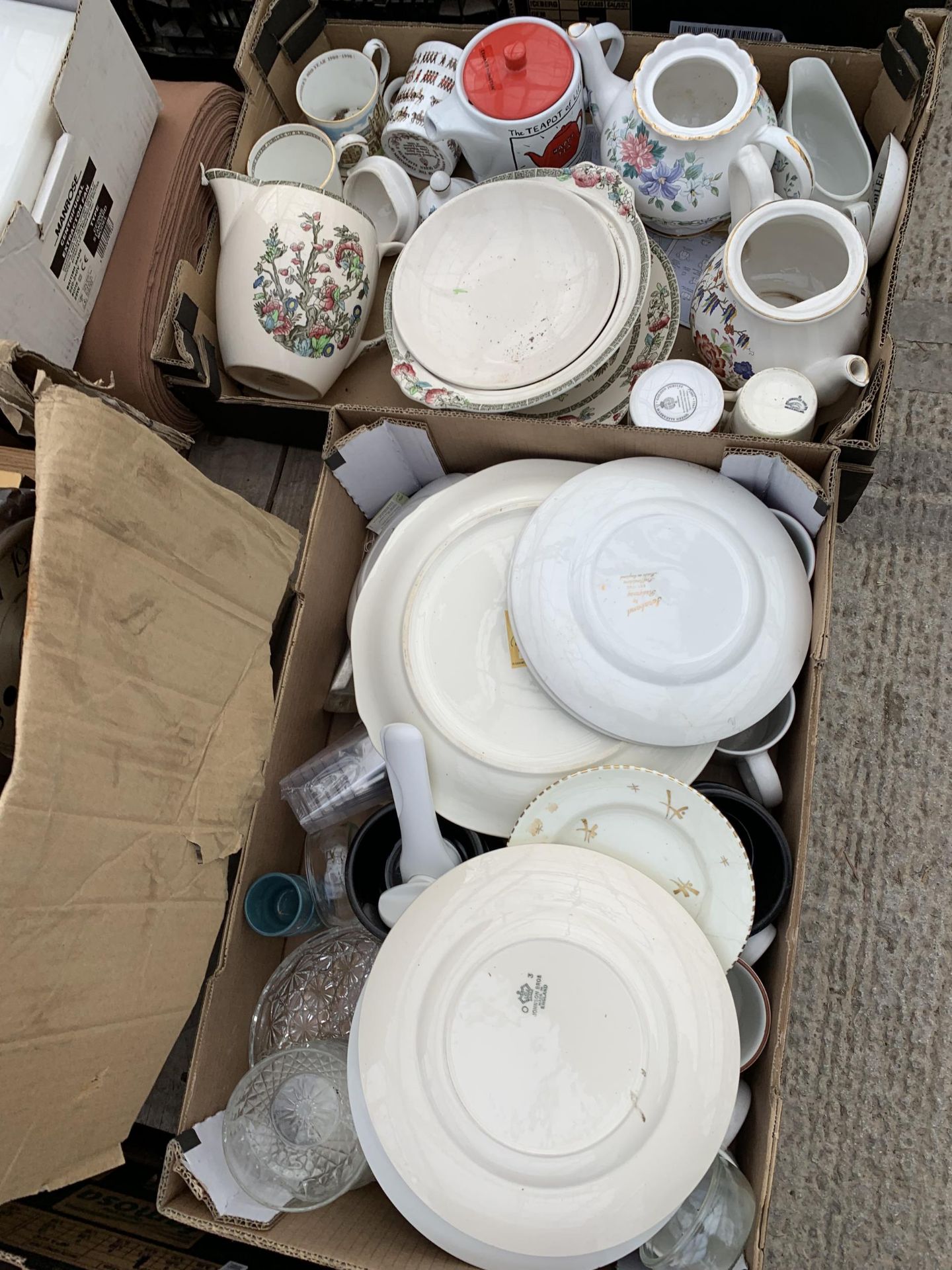 AN ASSORTMENT OF HOUSEHOLD CLEARANCE ITEMS TO INCLUDE CERAMICS AND GLASS WARE ETC - Bild 2 aus 3