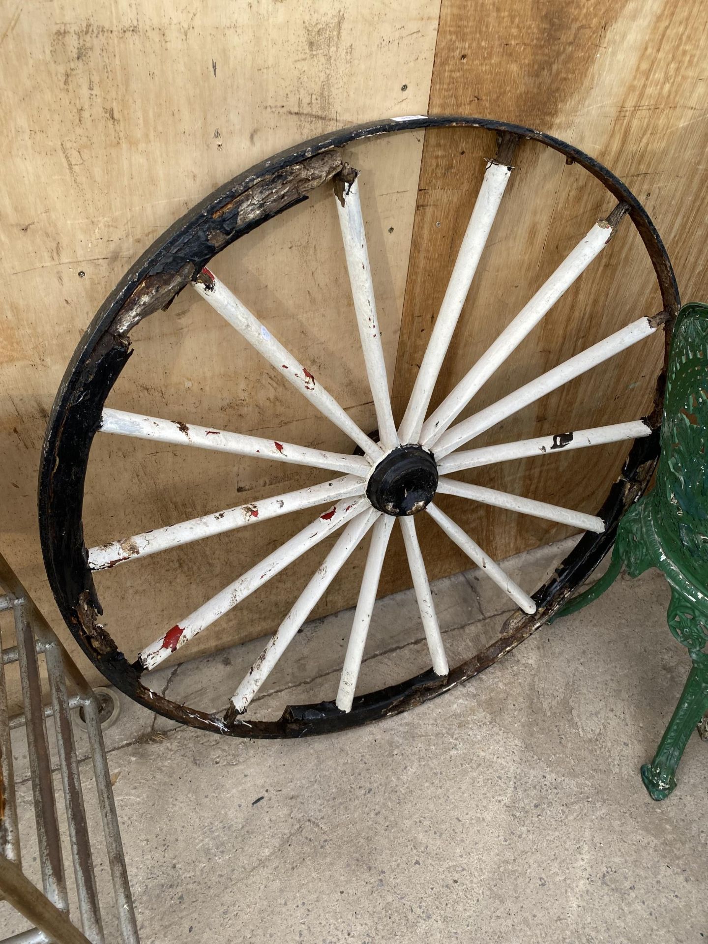 A METAL BANDED CART WHEEL WITH WOODEN SPOKES (D:102CM)