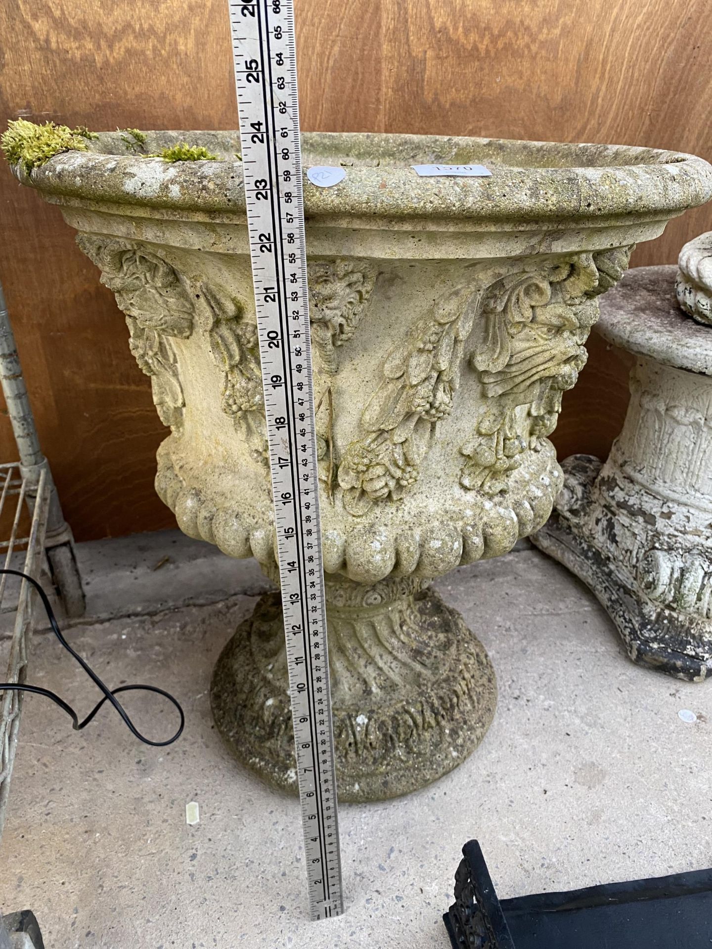 A LARGE RECONSTITUTED STONE URN PLANTER - Image 2 of 3