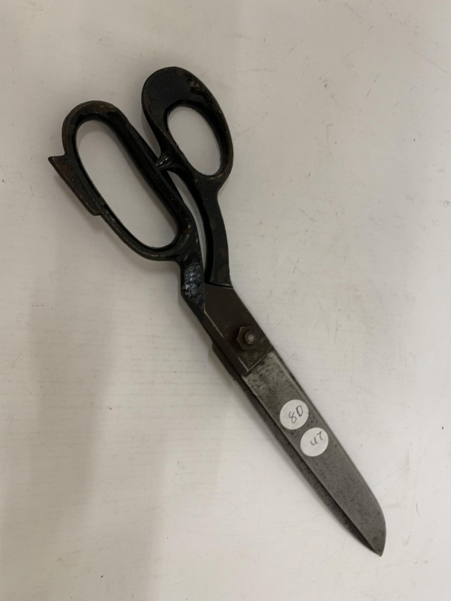 A PAIR OF GERMAN DRESS MAKING SCISSORS - Image 5 of 5