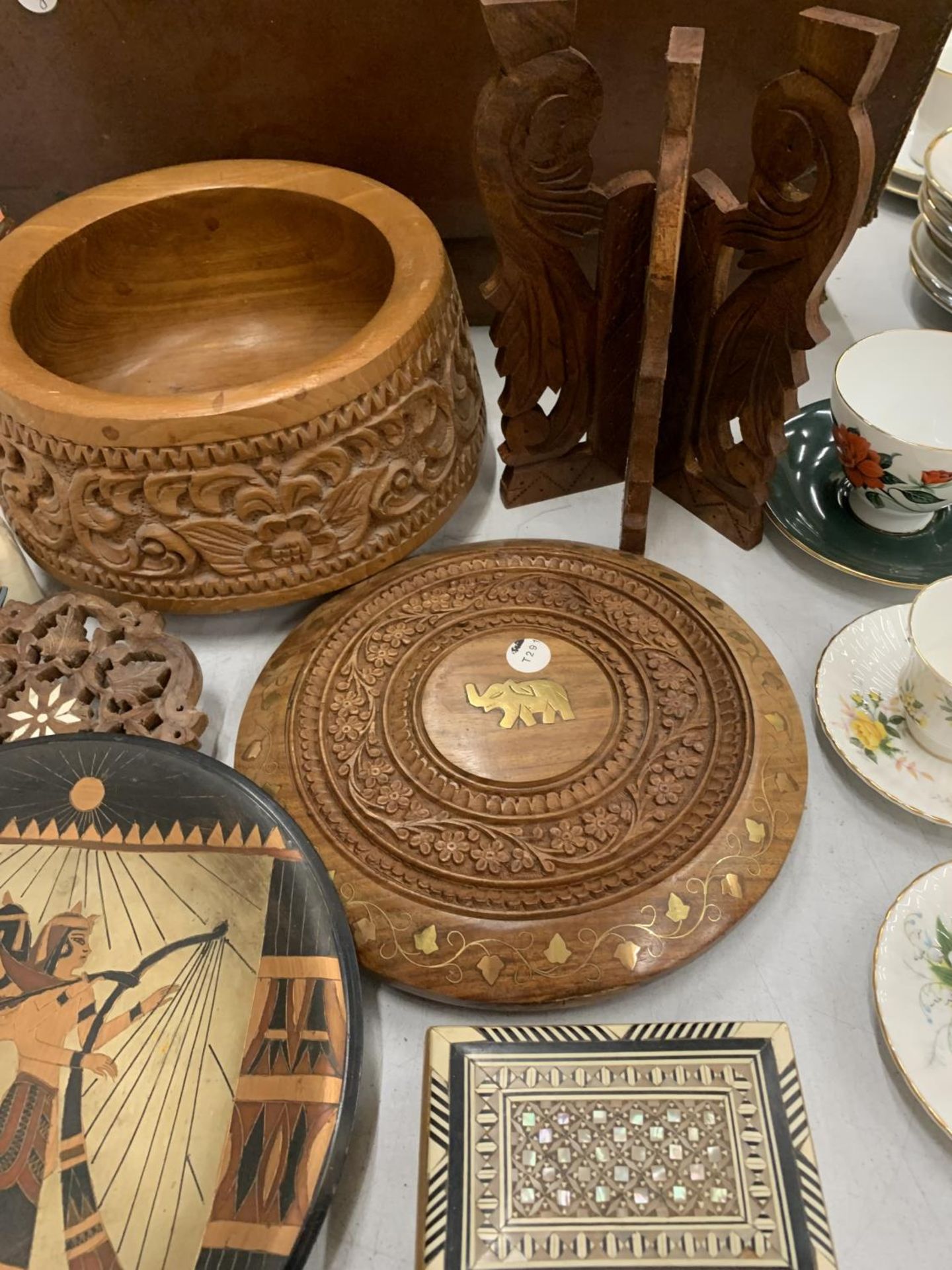A QUANTITY OF TREEN ITEMS TO INCLUDE A HEAVILY CARVED BOWL, TRIVETS, AN ELEPHANT PERPETUAL CALENDAR, - Image 4 of 6