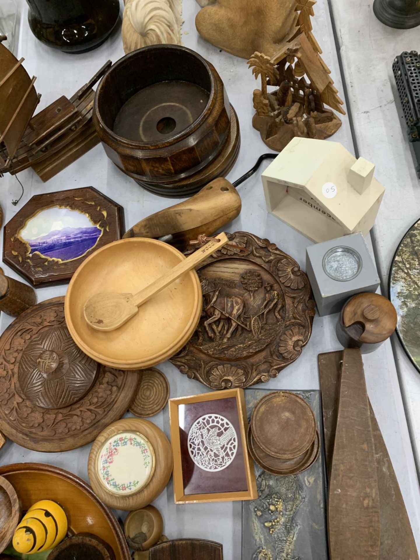 A LARGE QUANTITY OF TREEN ITEMS TO INCLUDE BOWLS, AN INK BLOTTER, SHOE LAST, WALL PLAQUES, A SHIP, - Bild 8 aus 16