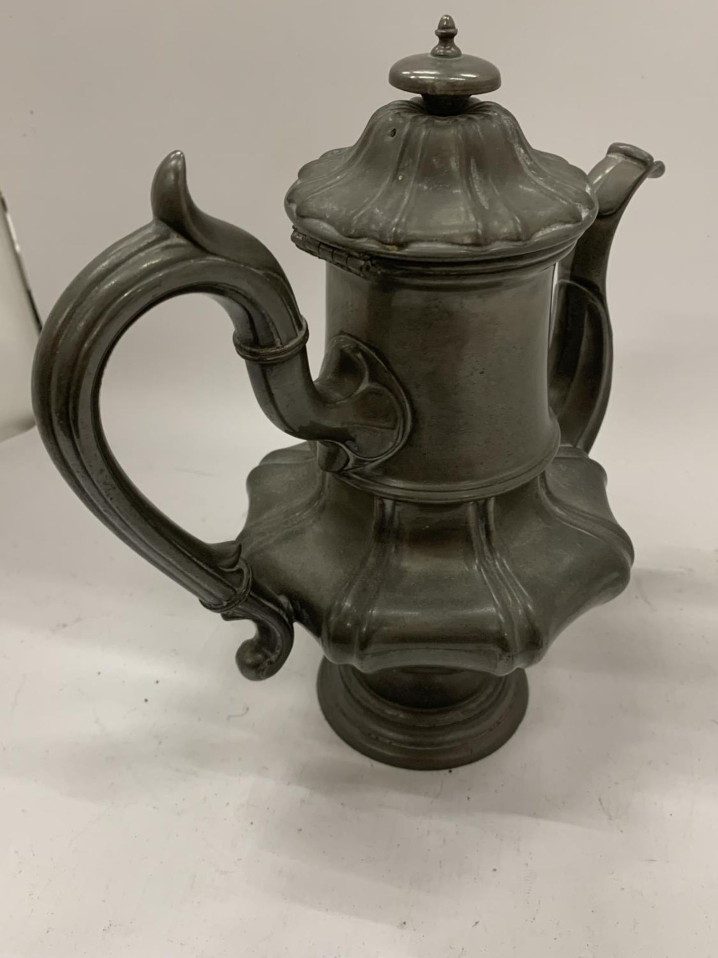 A DECORATIVE VINTAGE PEWTER COFFEE POT HEIGHT 27CM - Image 4 of 8