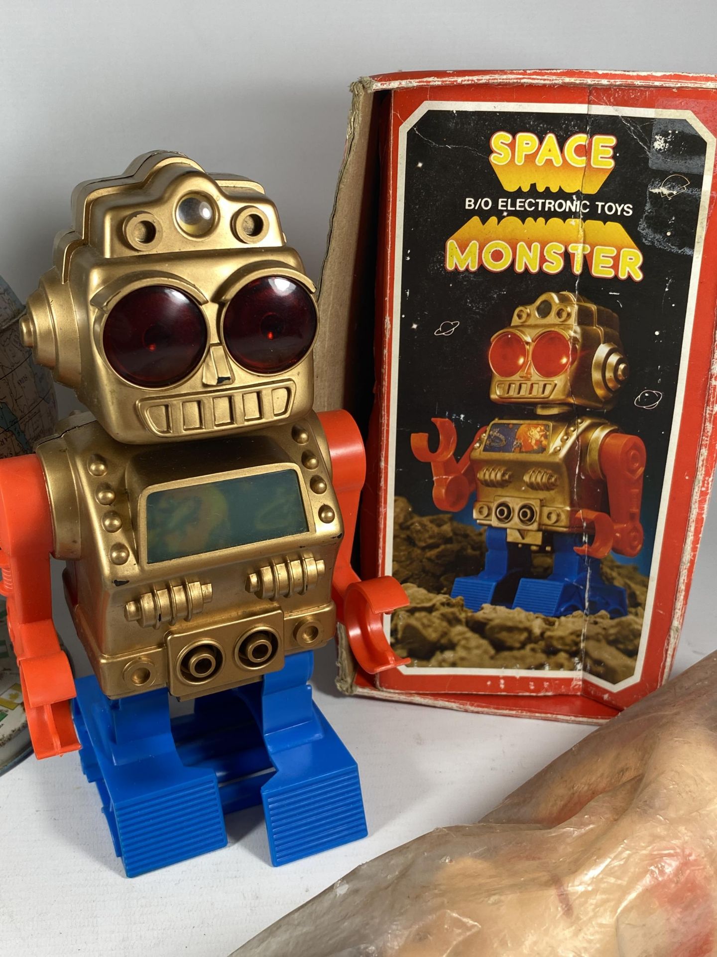 FOUR ITEMS - A BOXED ELECTRONIC SPACE MONSTER, PLASTIC FRED FLINTSTONE MONEY BANK, BOOK & TIN GLOBE - Image 3 of 4