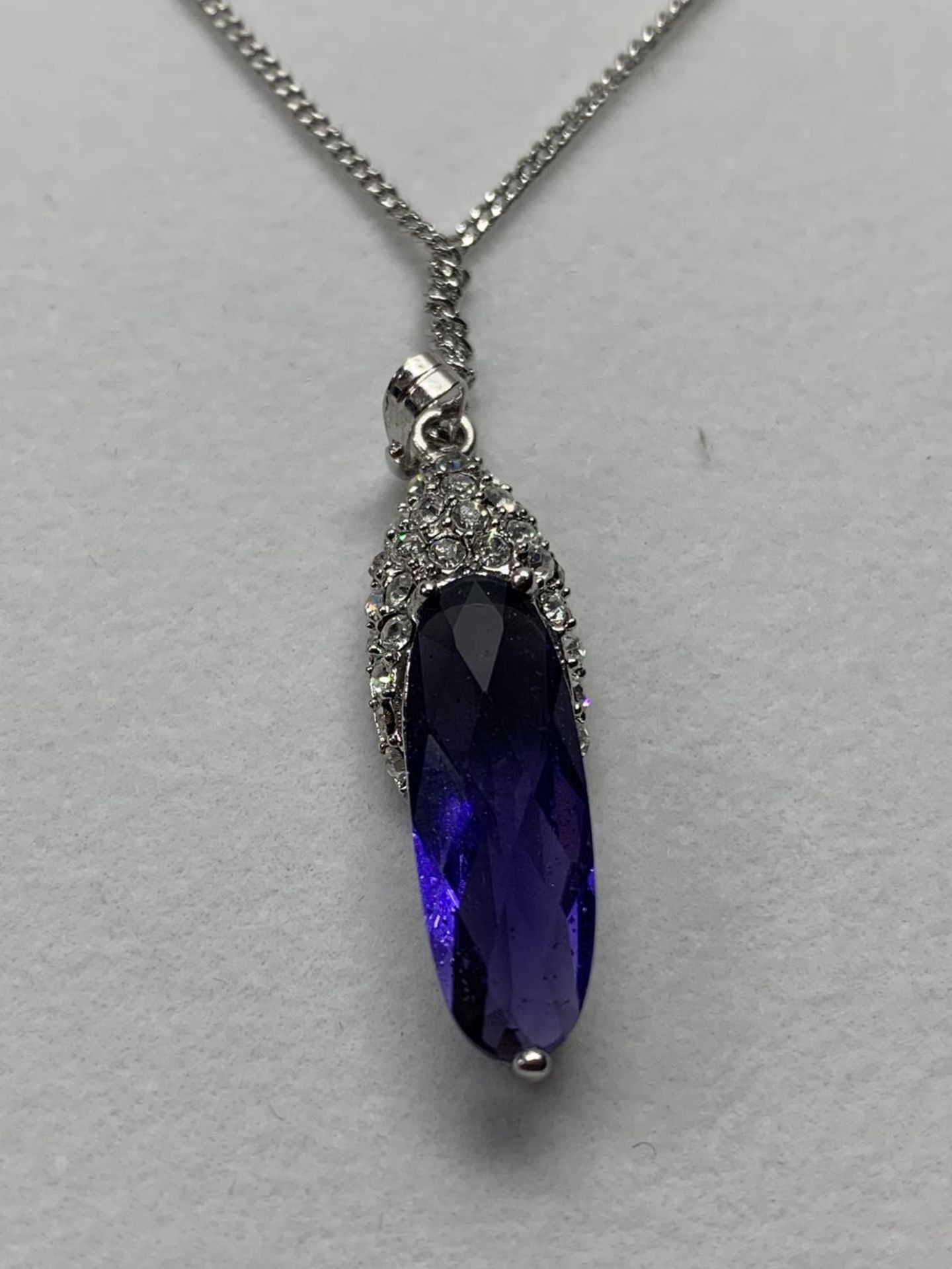 A SILVER NECKLACE WITH A PURPLE STONE PENDANT IN A PRESENTATION BOX - Image 2 of 2