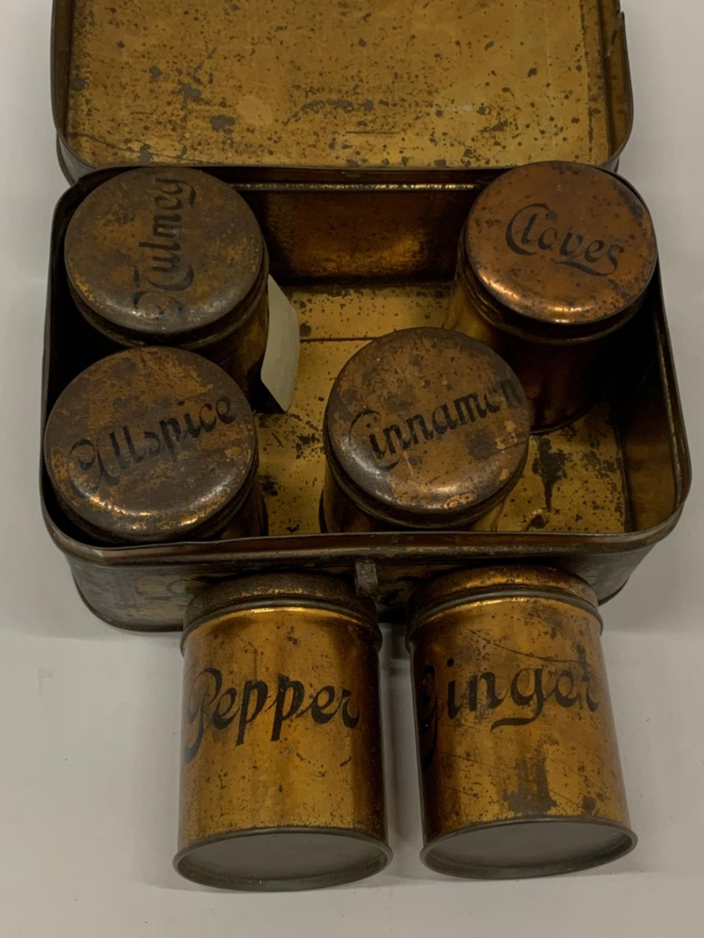 A VINTAGE 1940'S TIN METAL SPICE CHEST WITH SIX INNER LIDDED SPICE CONTAINERS - Image 4 of 6
