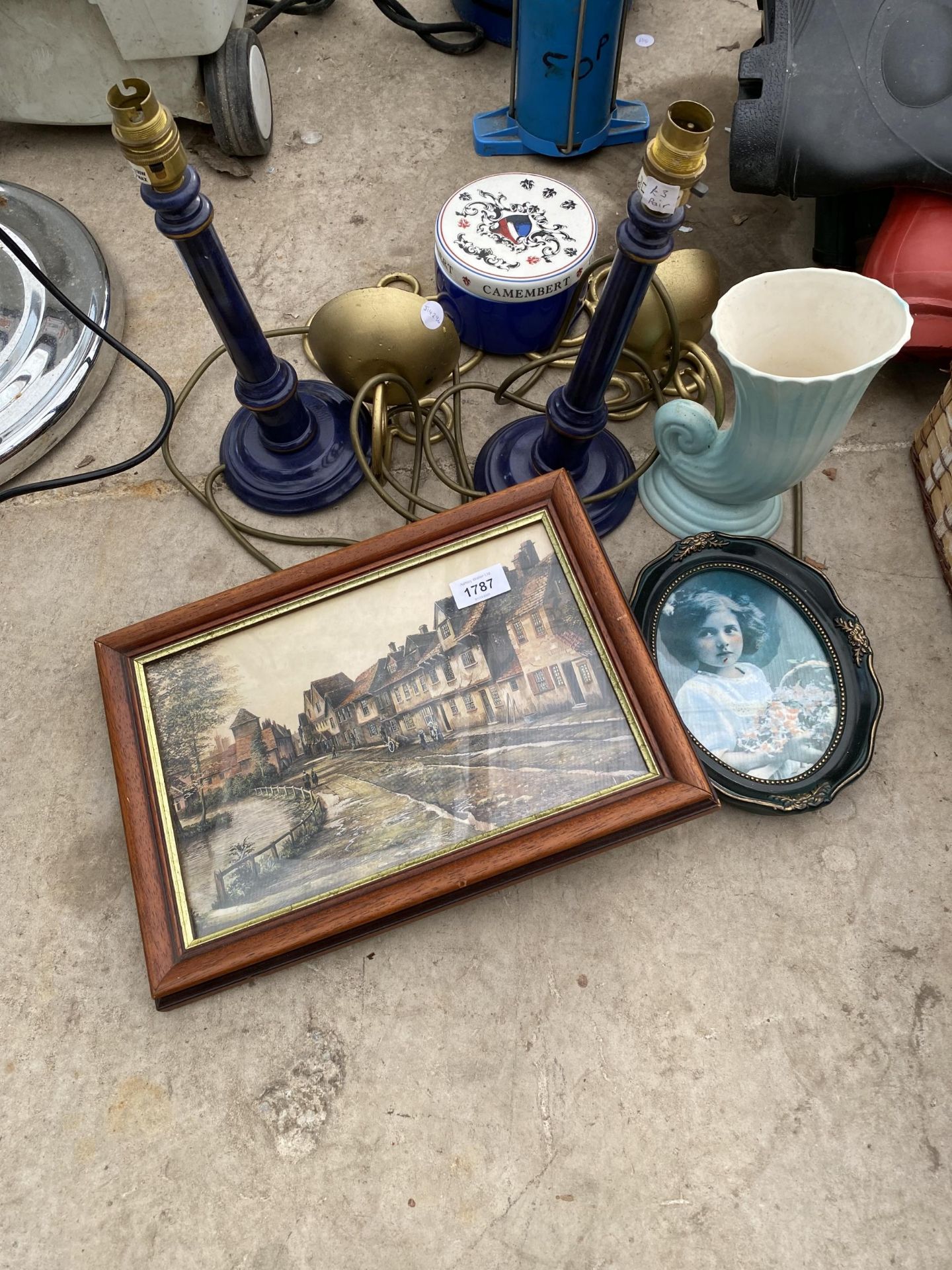 AN ASSORTMENT OF ITEMS TO INCLUDE A PAIR OF TABLE LAMPS AND A CHEESE DISH ETC