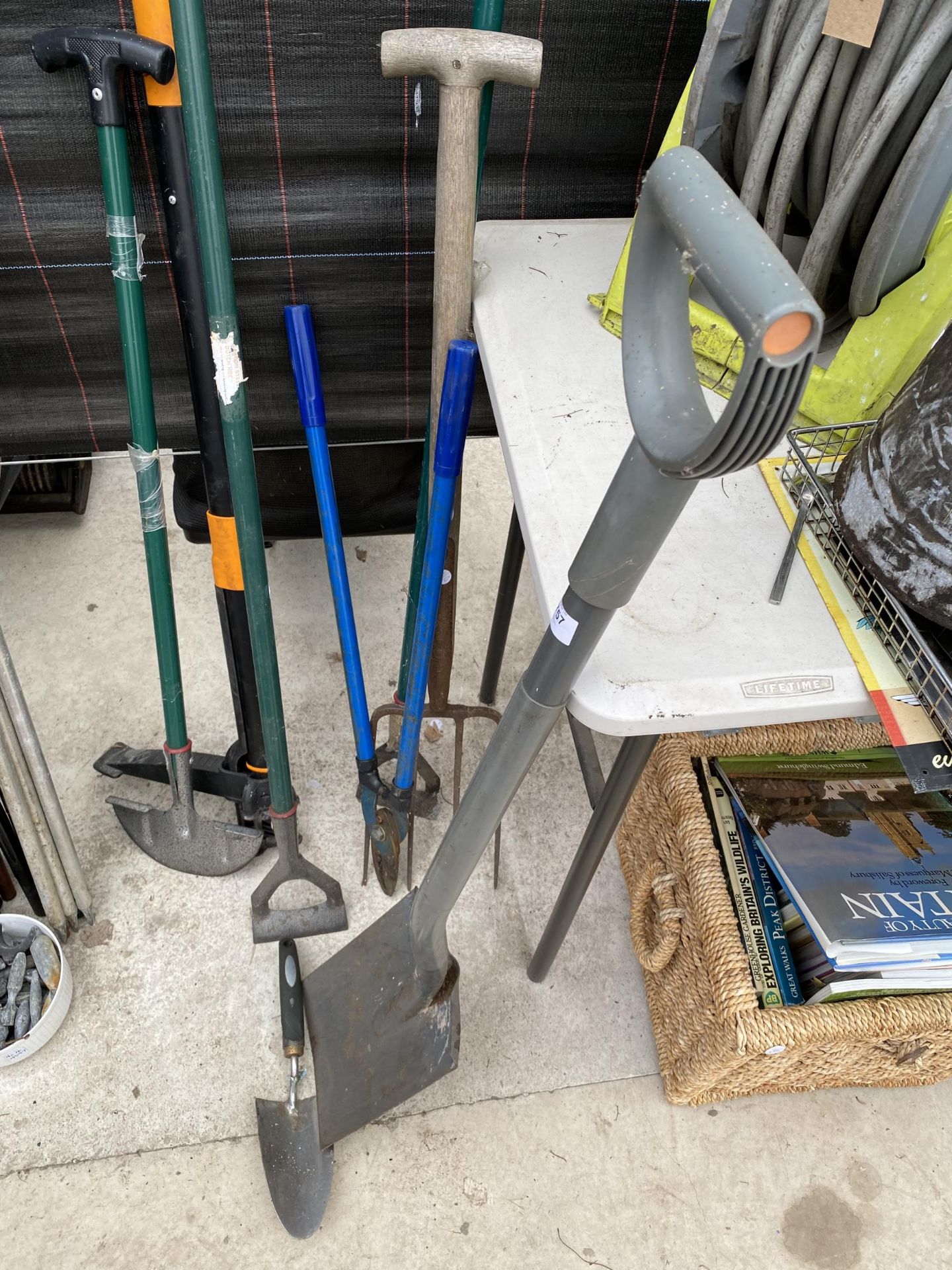 AN ASSORTMENT OF GARDEN TOOLS TO INCLUDE A FORK AND A SPADE ETC