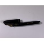 A VINTAGE SWAN FOUNTAIN PEN WITH 14CT YELLOW GOLD NIB