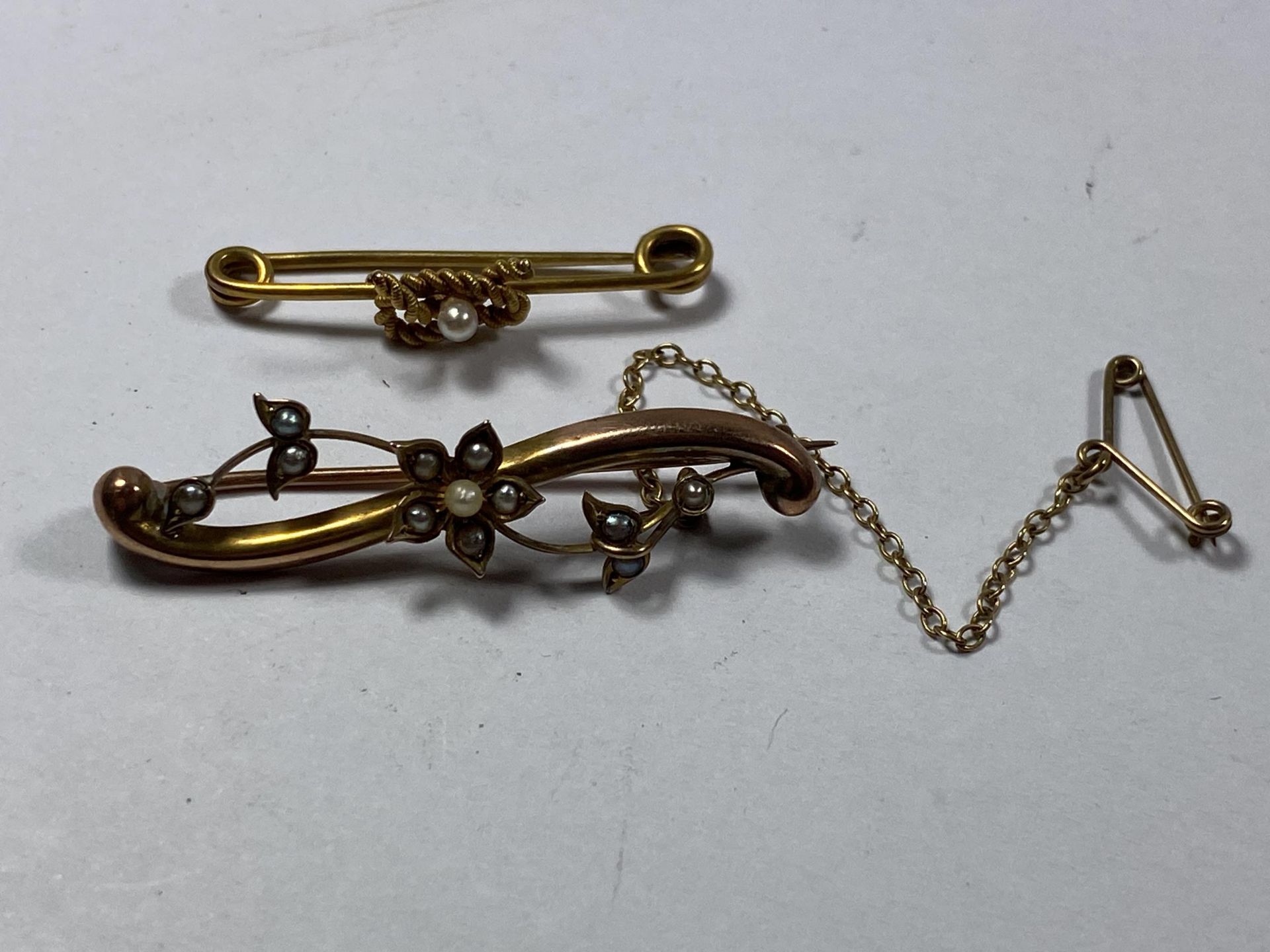 A 9CT YELLOW GOLD FLORAL BROOCH & FURTHER UNMARKED KNOT DESIGN BROOCH, GOLD BROOCH WEIGHT 2.5G