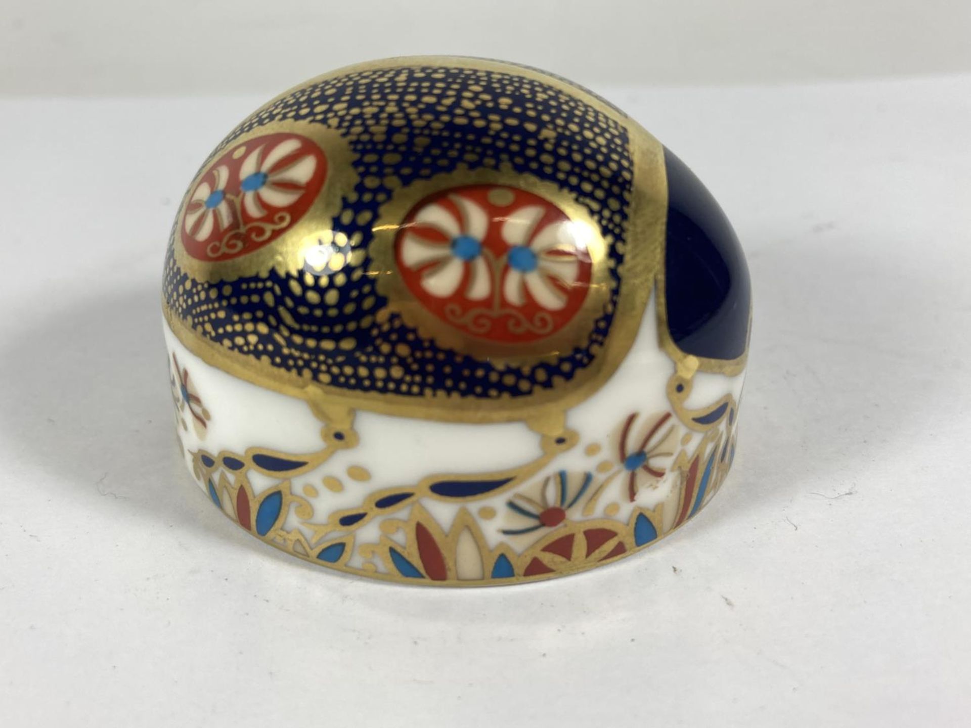 A ROYAL CROWN DERBY BLUE LADYBIRD WITH GOLD STOPPER - Image 2 of 6