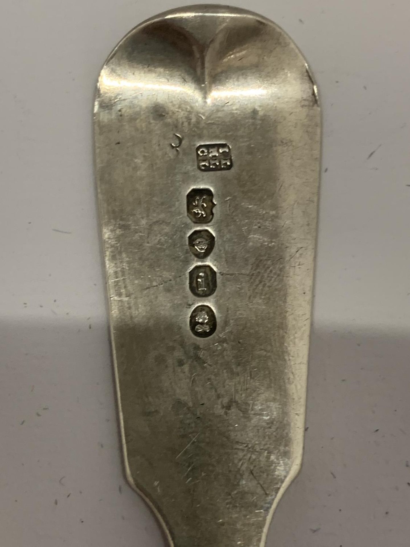 A GROUP OF FOUR HALLMARKED SILVER TABLE SPOONS TO INCLUDE TWO GEORGIAN EXAMPLES, TOTAL WEIGHT 310G - Image 8 of 8